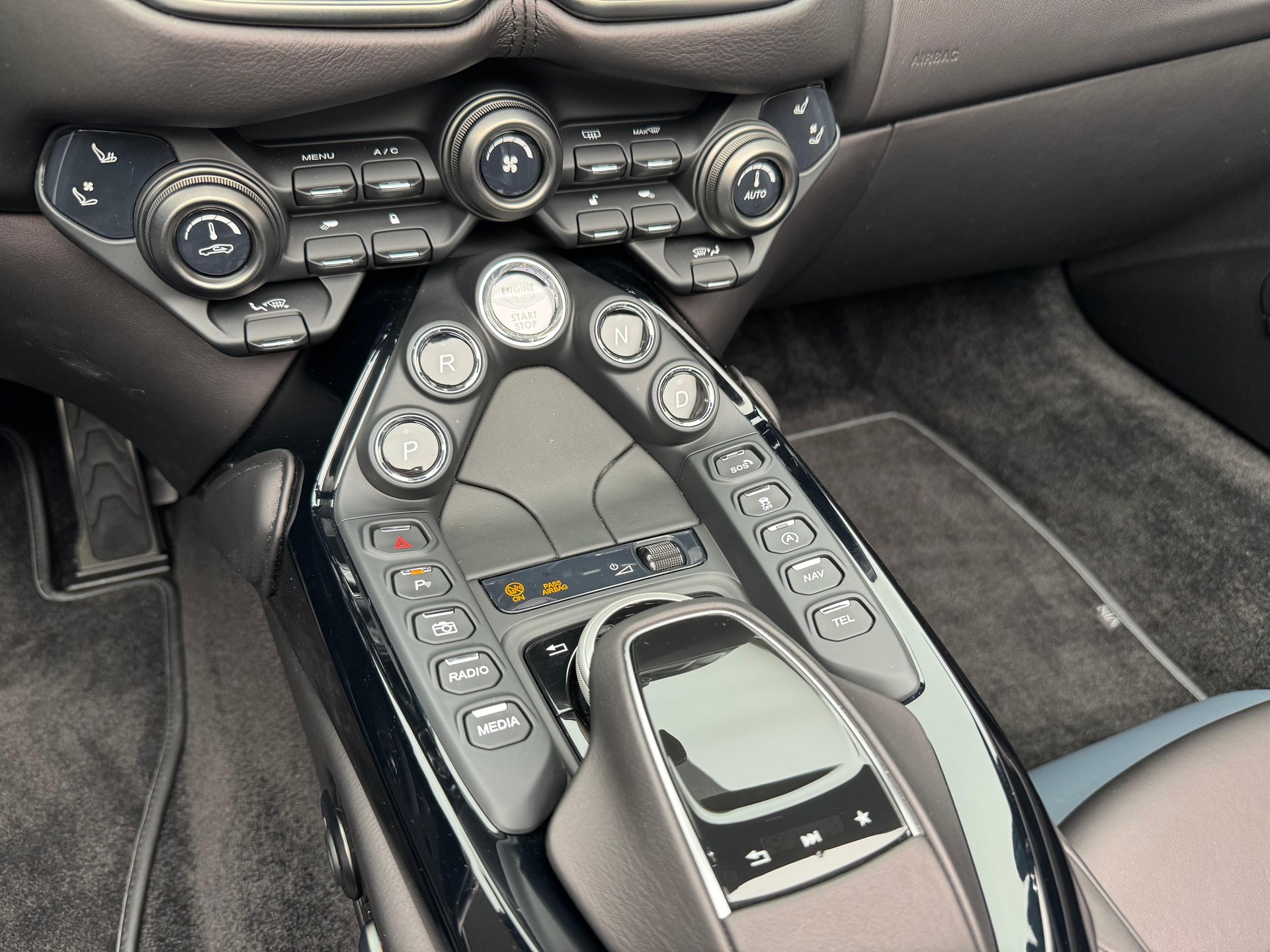 ASTON MARTIN V8 Vantage Roadster 4.0 V8 Bi-Turbo-image-9