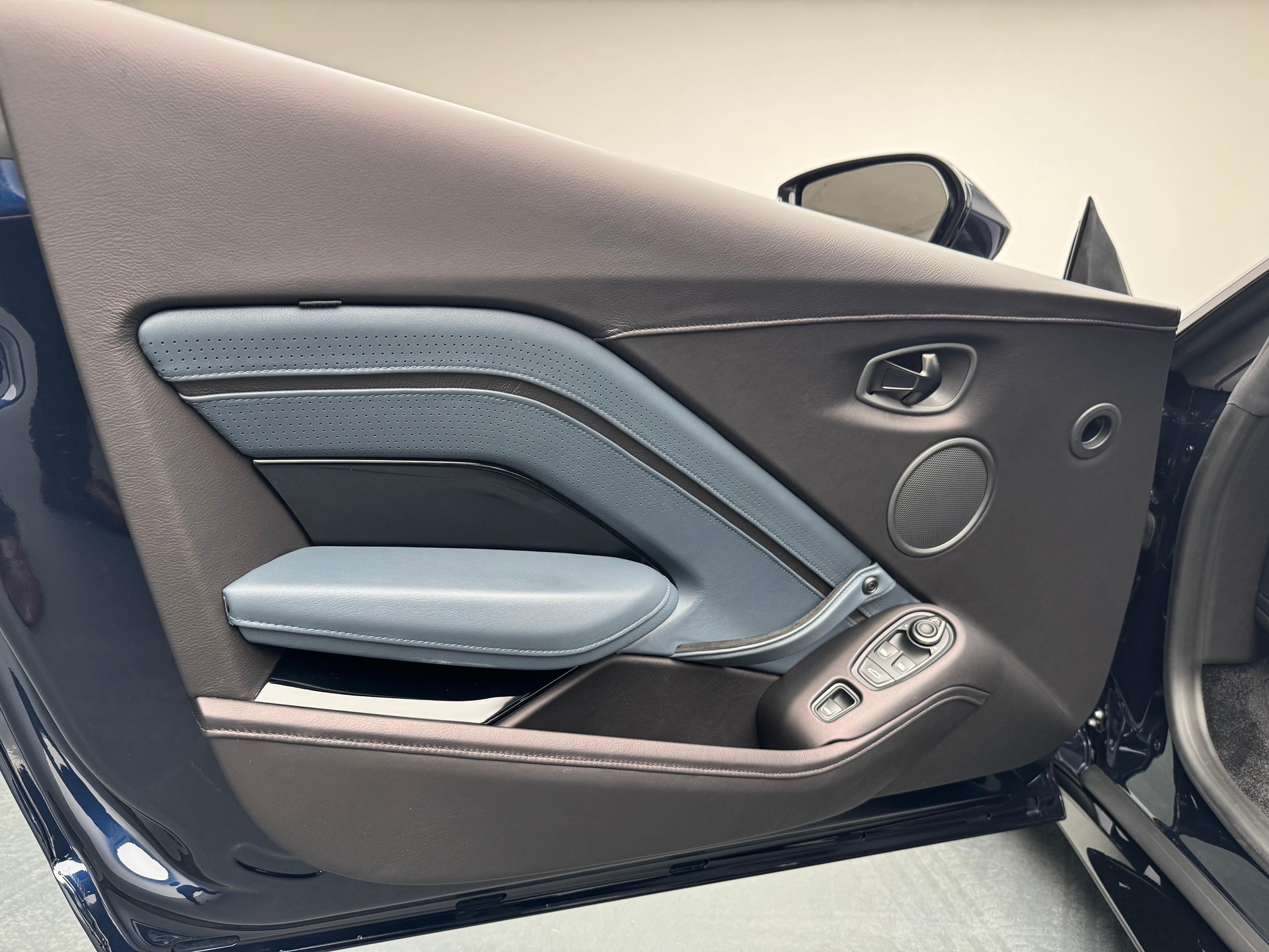 ASTON MARTIN V8 Vantage Roadster 4.0 V8 Bi-Turbo-image-10