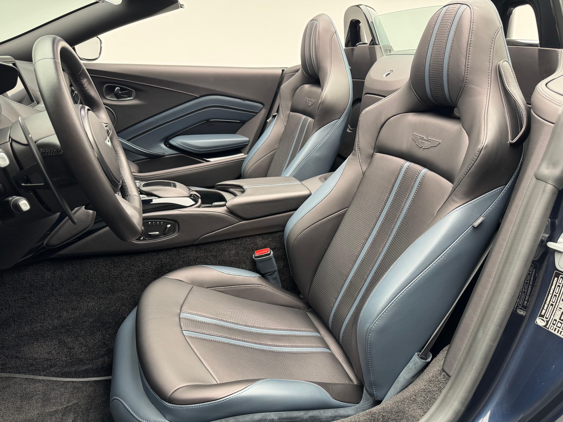 ASTON MARTIN V8 Vantage Roadster 4.0 V8 Bi-Turbo-image-3