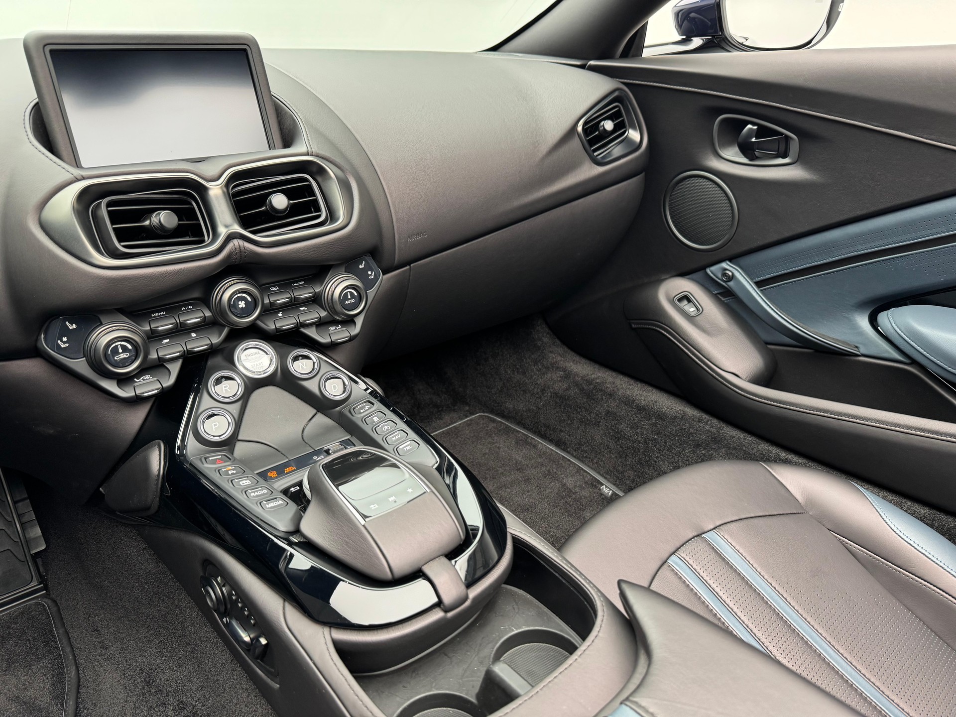 ASTON MARTIN V8 Vantage Roadster 4.0 V8 Bi-Turbo-image-8