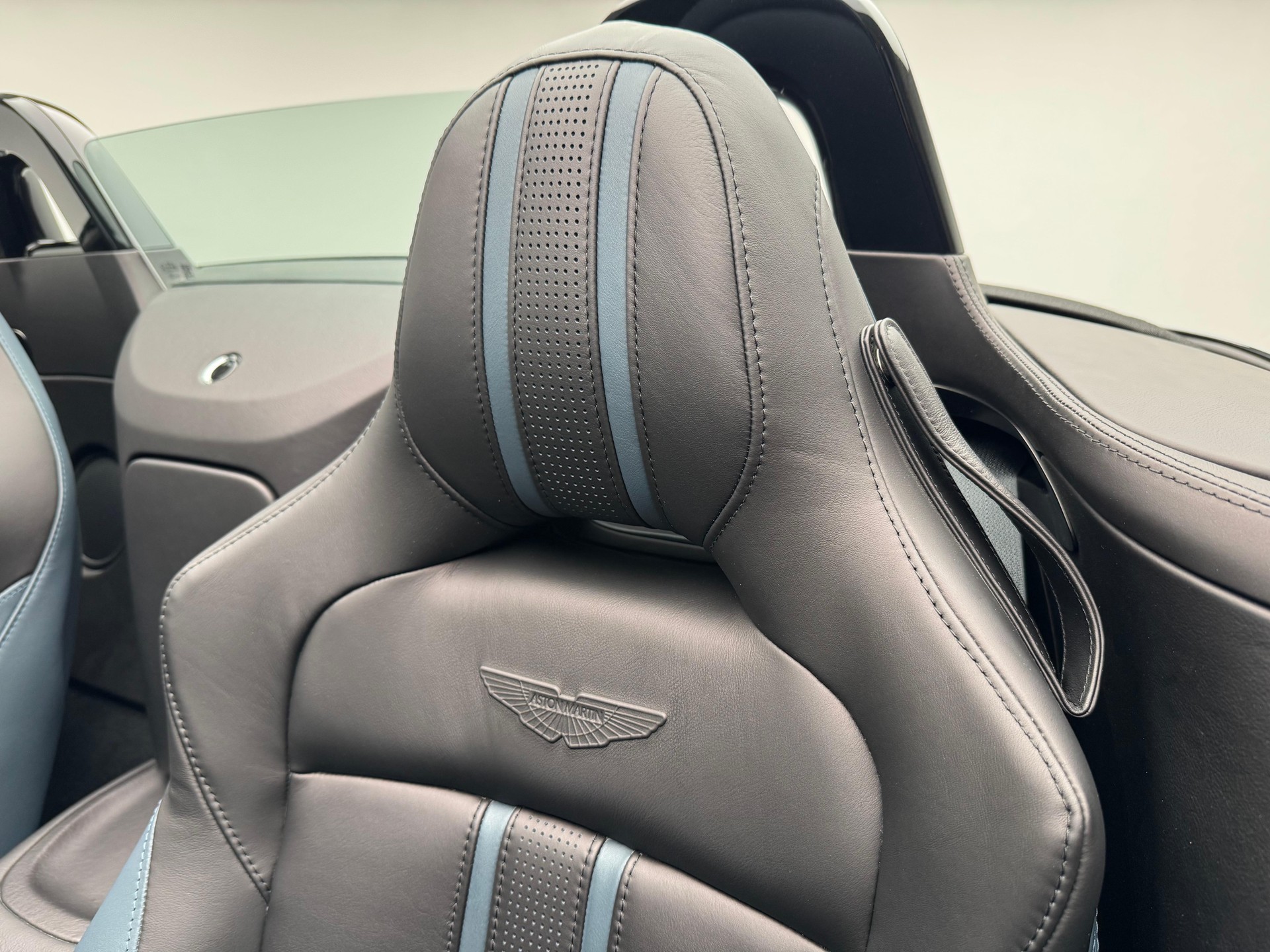 ASTON MARTIN V8 Vantage Roadster 4.0 V8 Bi-Turbo-image-4