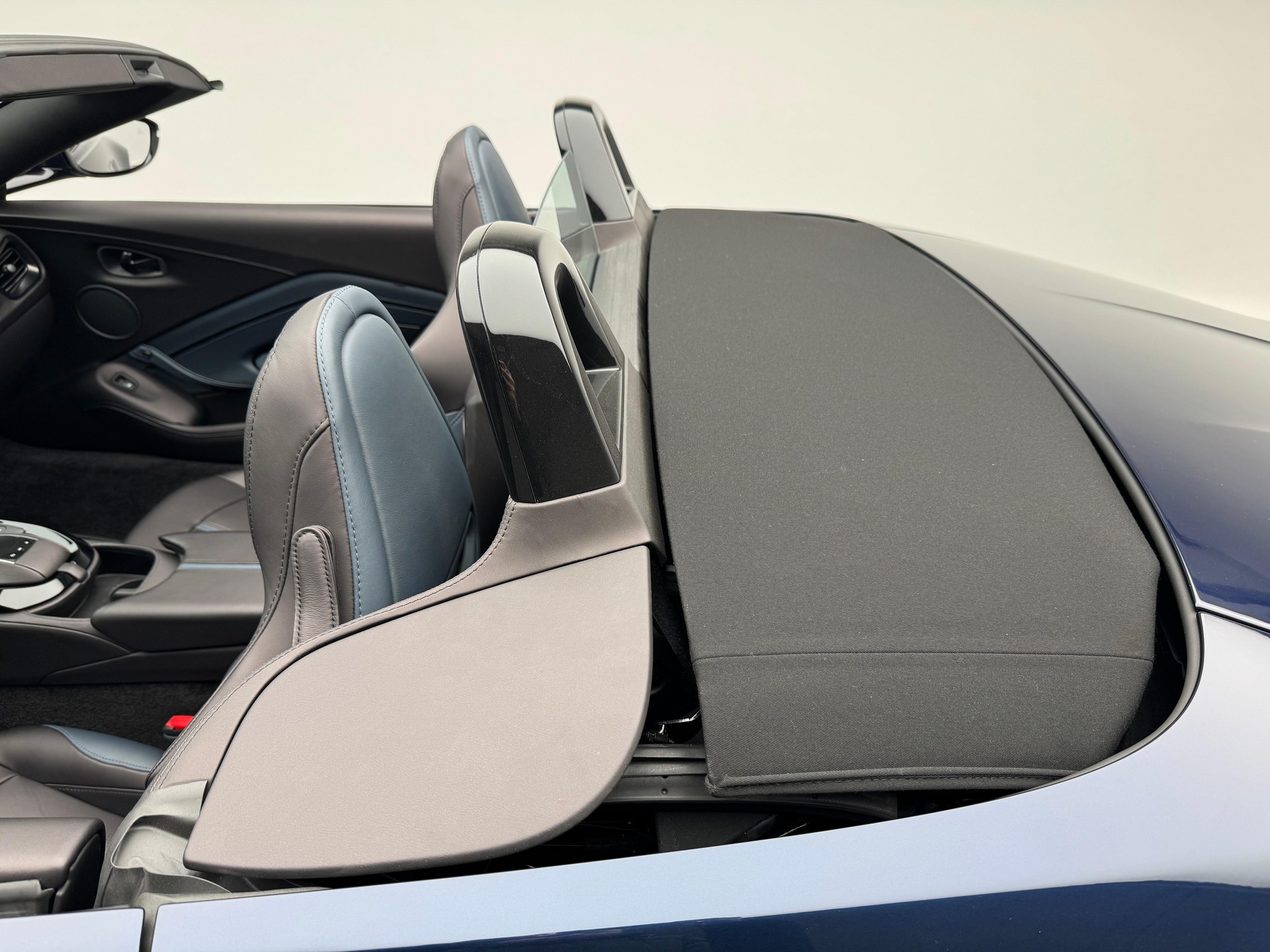 ASTON MARTIN V8 Vantage Roadster 4.0 V8 Bi-Turbo-image-14