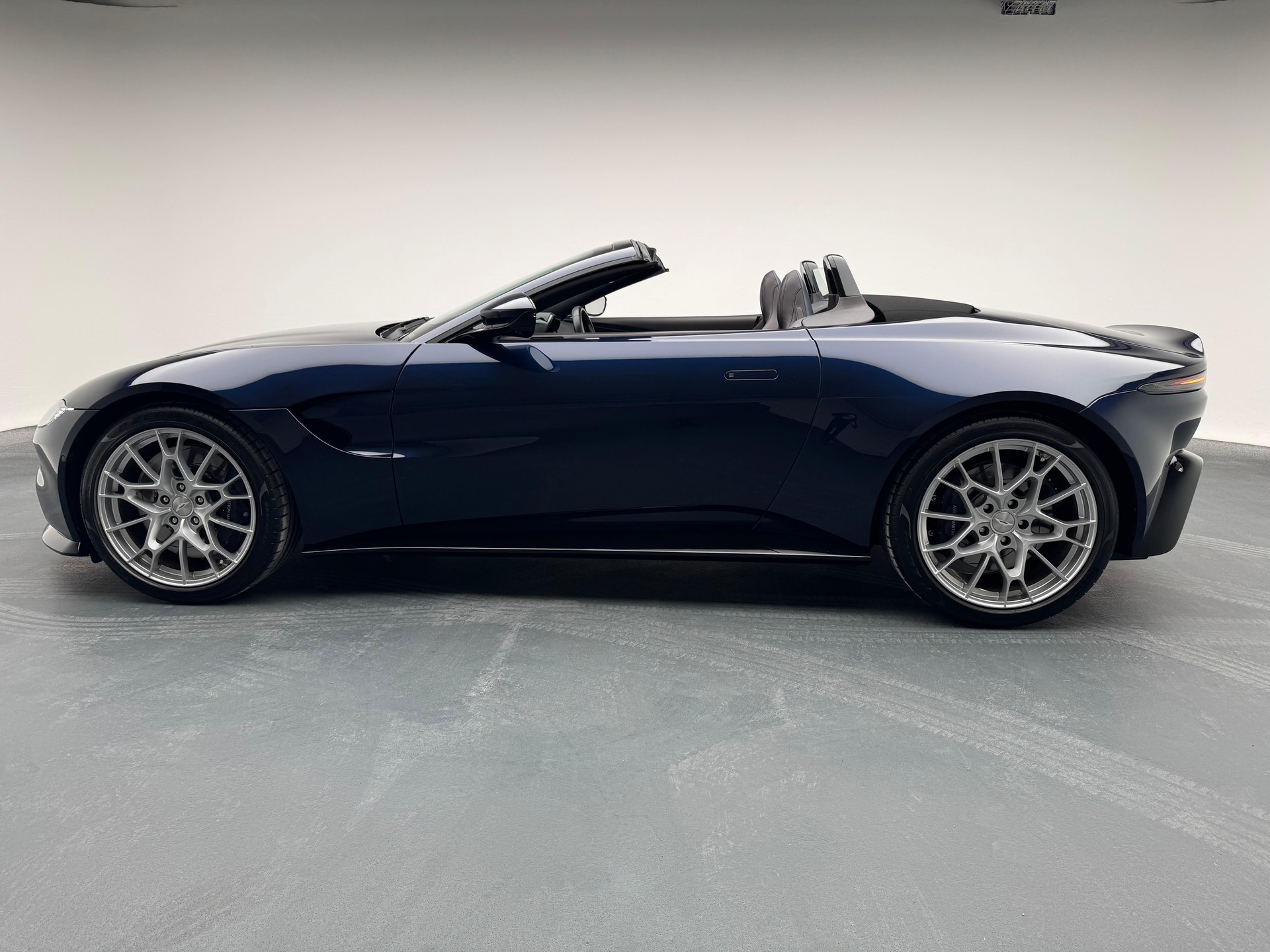 ASTON MARTIN V8 Vantage Roadster 4.0 V8 Bi-Turbo-image-1