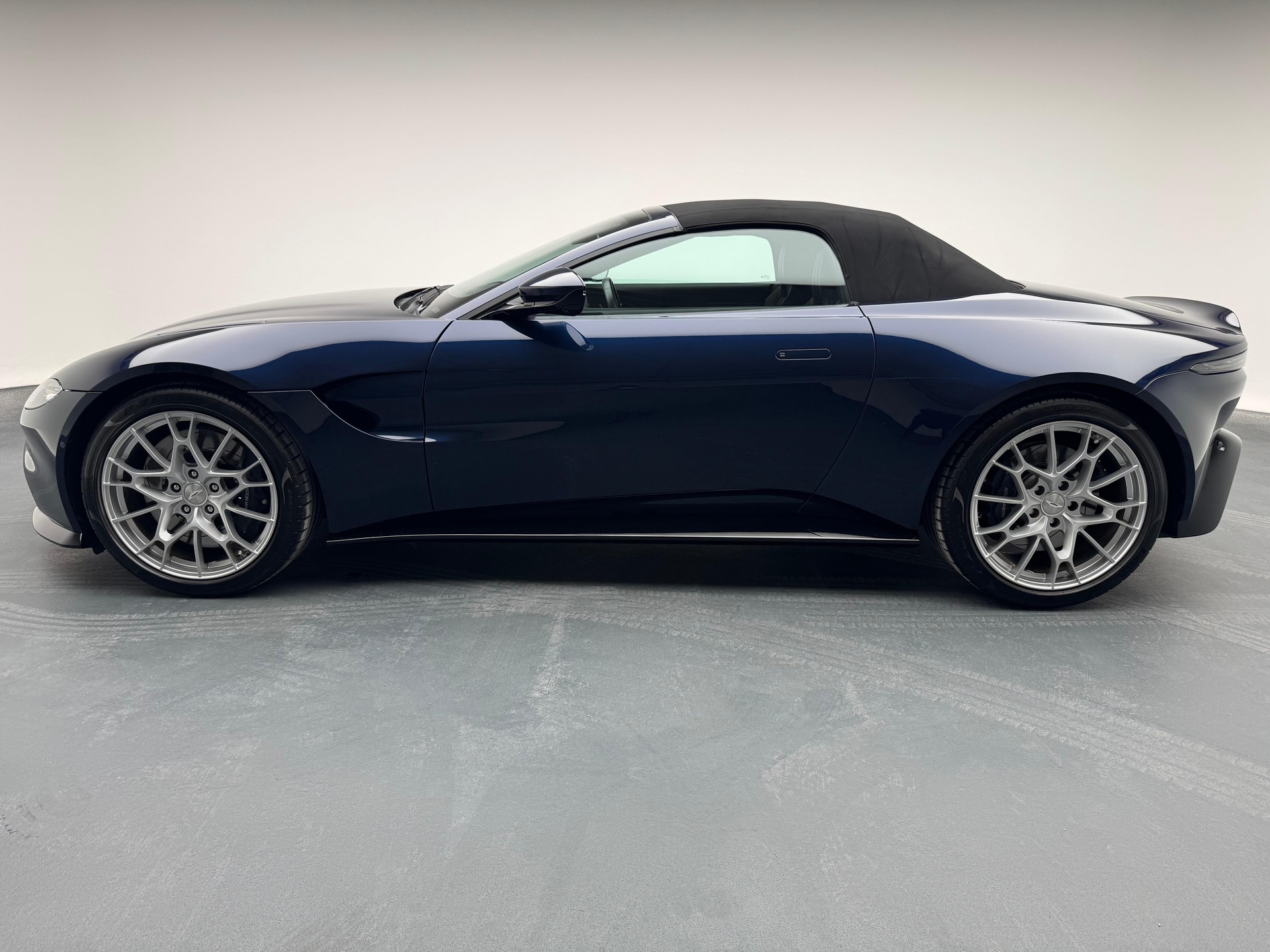 ASTON MARTIN V8 Vantage Roadster 4.0 V8 Bi-Turbo-image-18