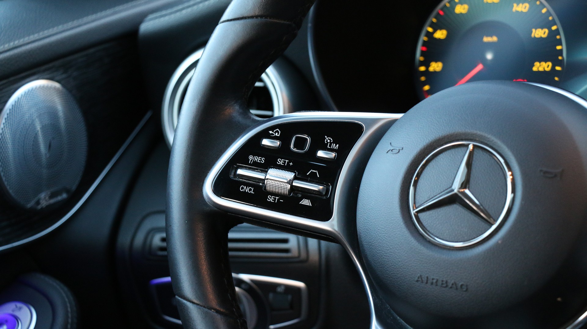 MERCEDES-BENZ GLC 300 e 4Matic-image-16