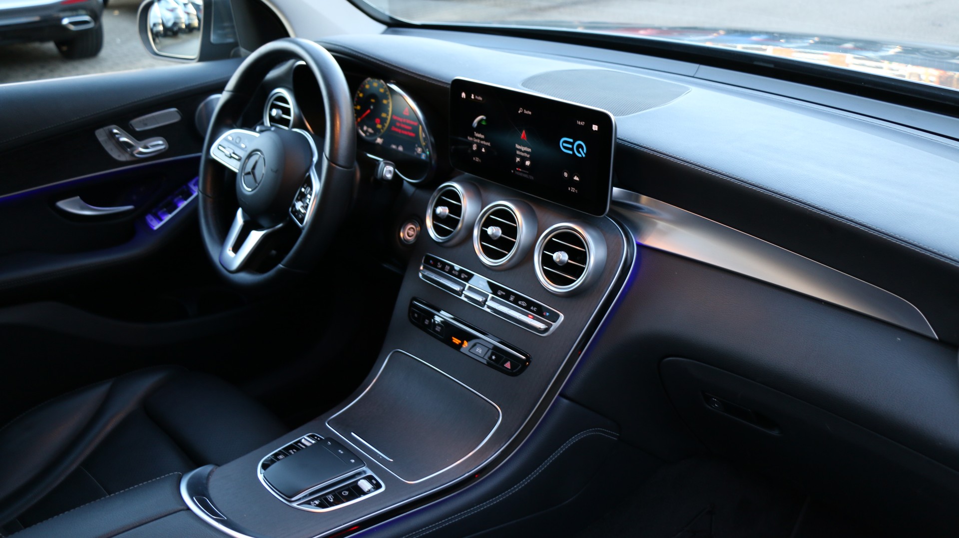 MERCEDES-BENZ GLC 300 e 4Matic-image-24