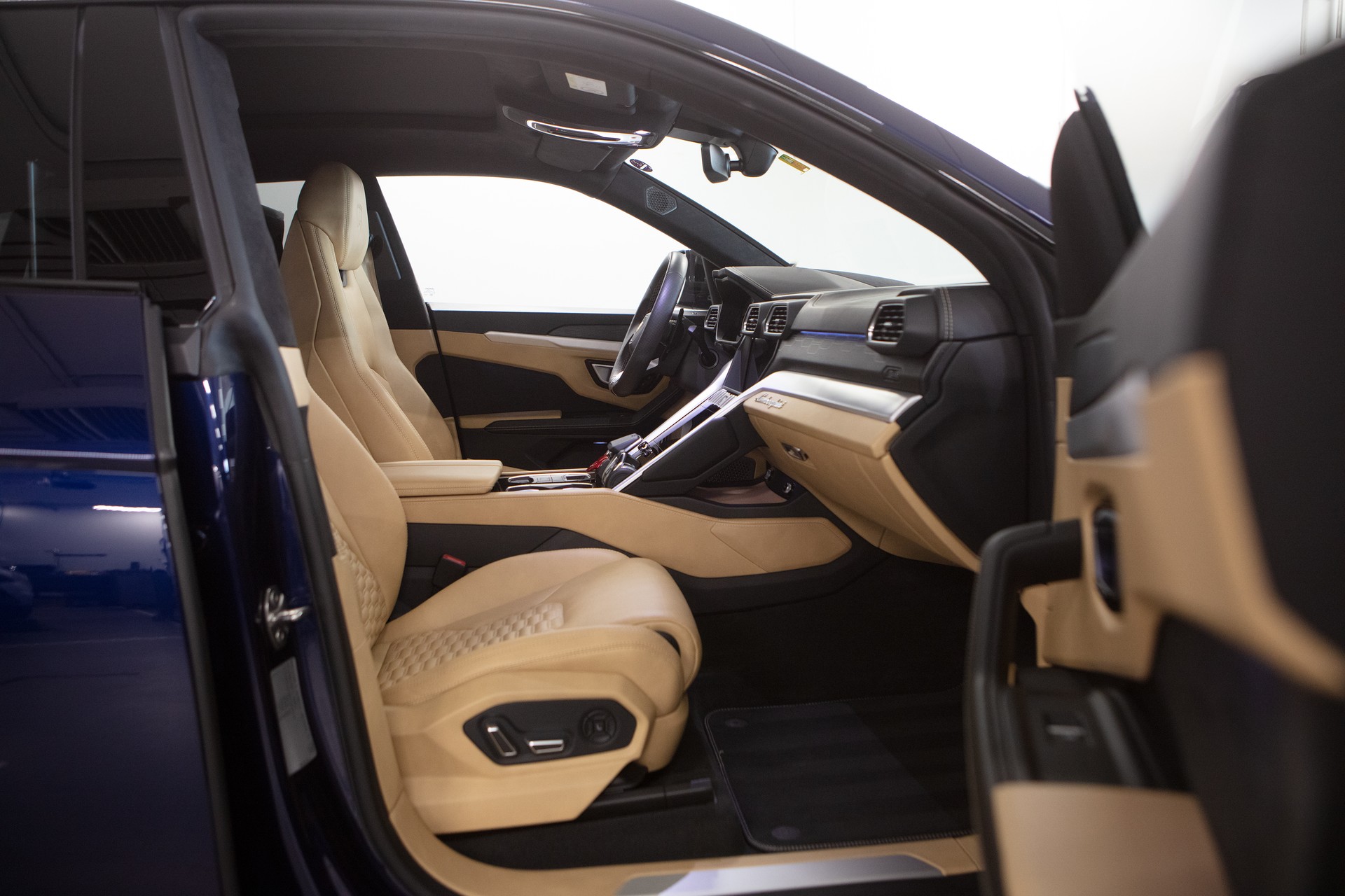 LAMBORGHINI Urus E-Gear-image-5