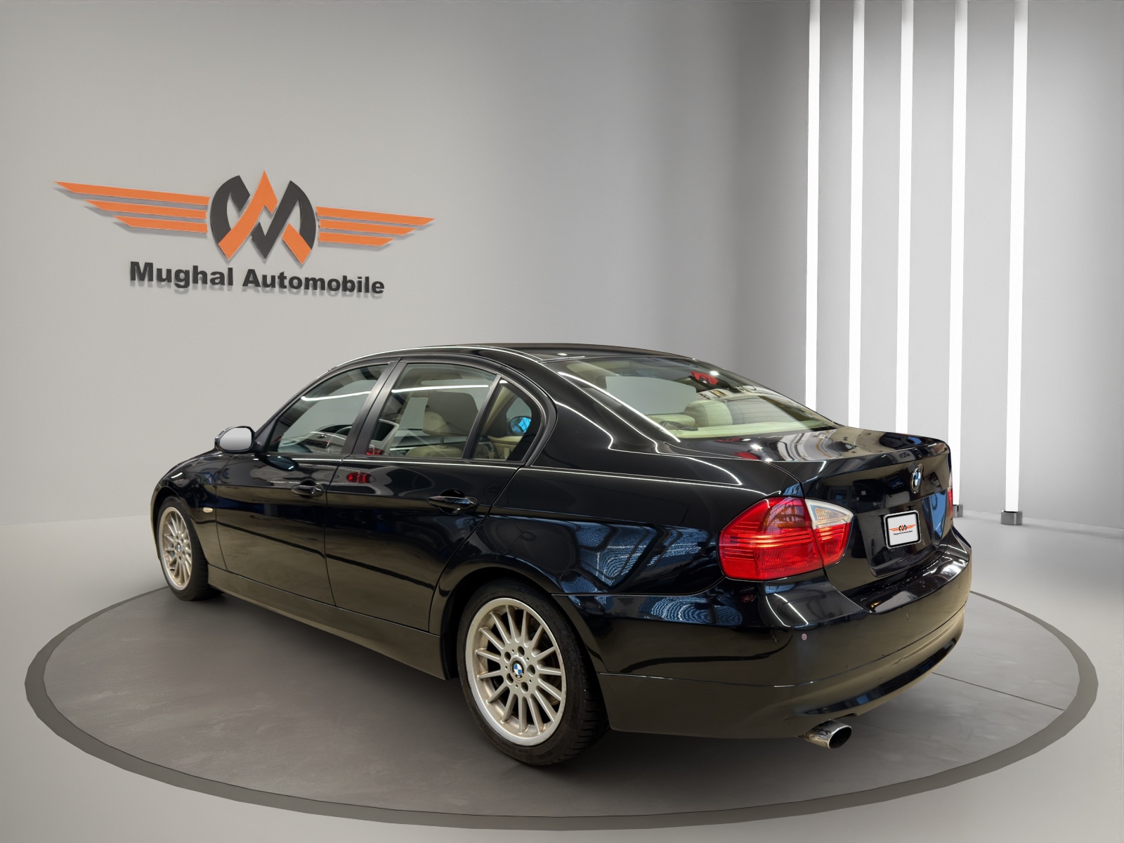 BMW 320i-image-6