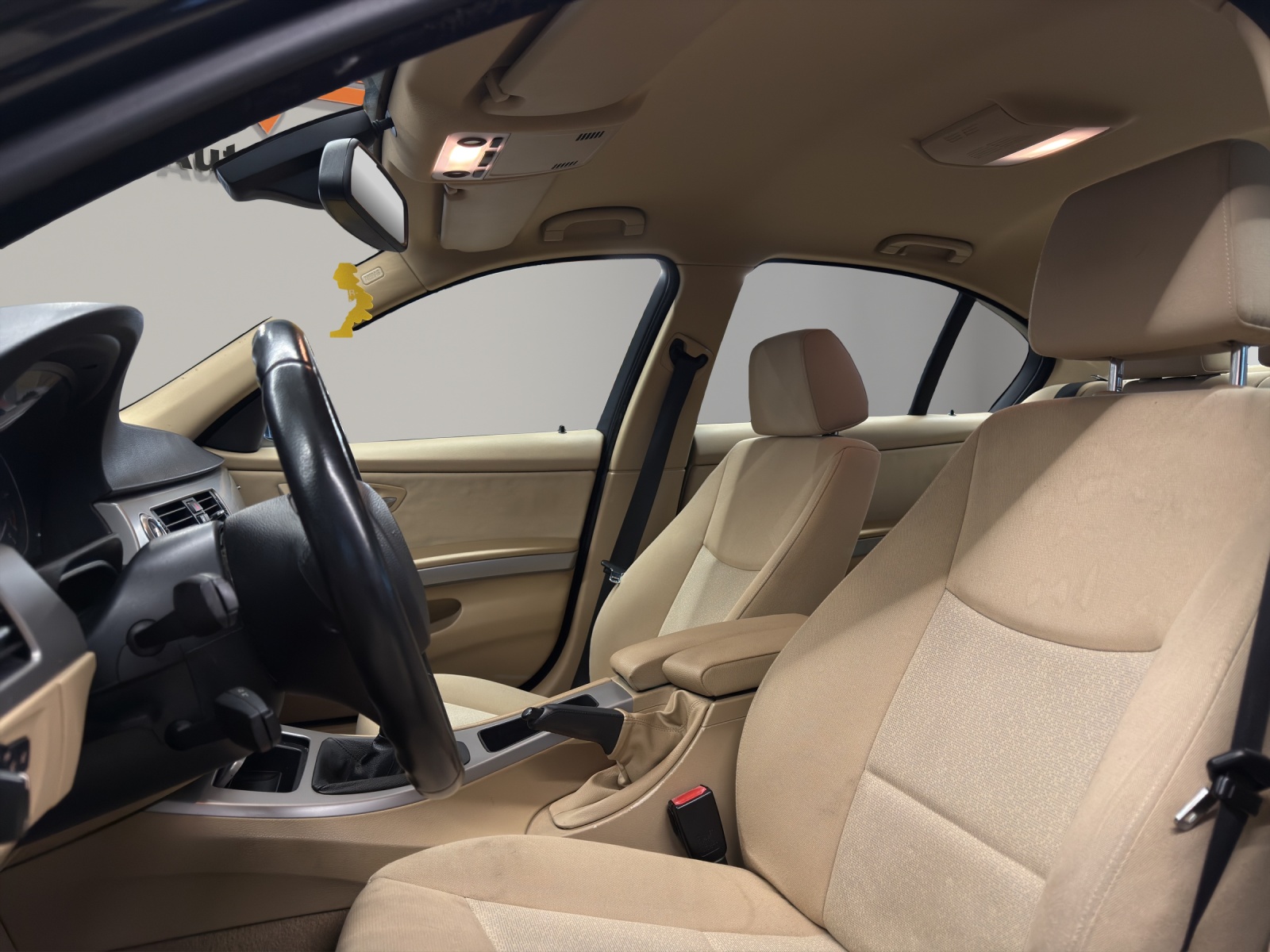 BMW 320i-image-9