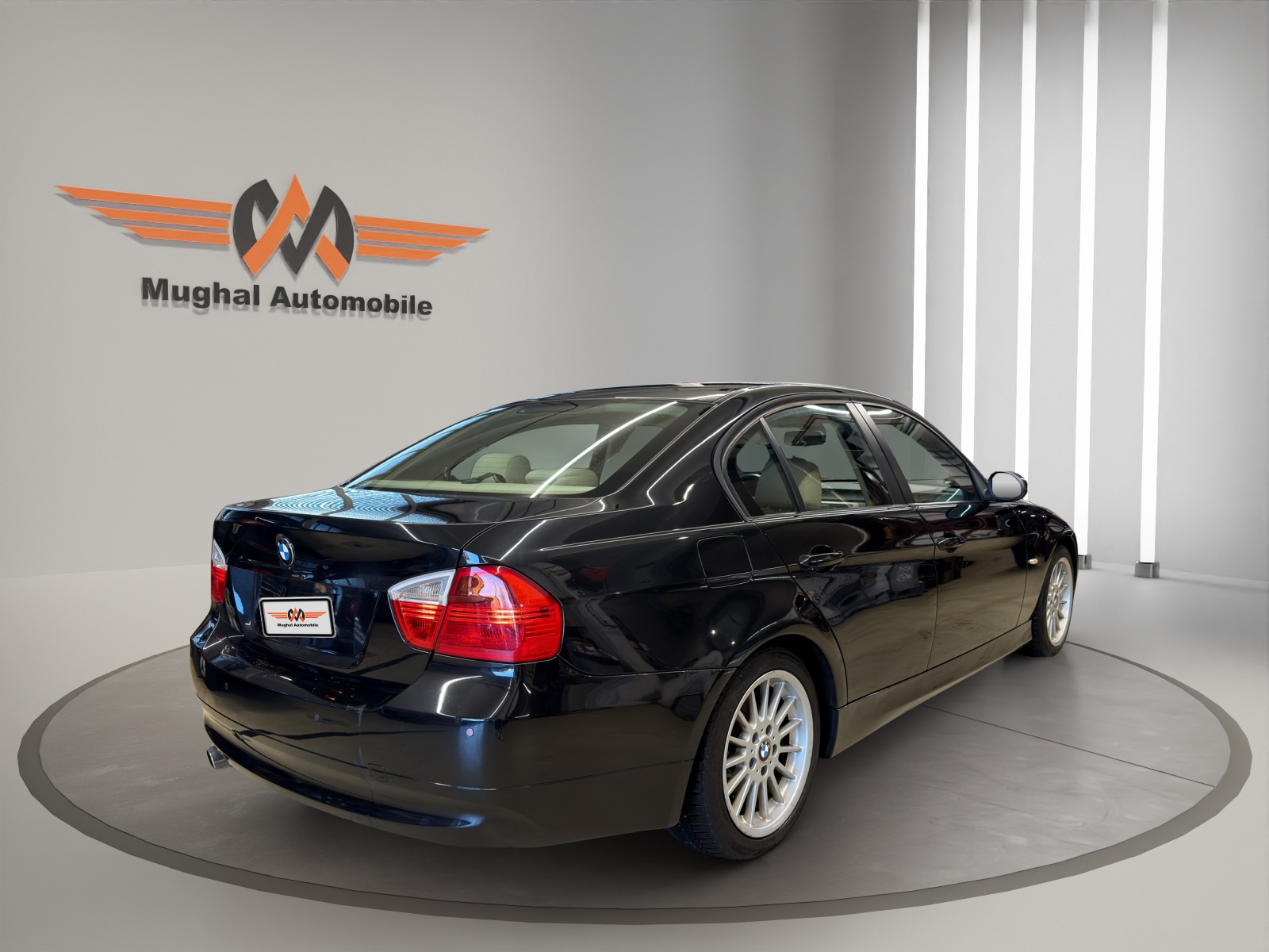 BMW 320i-image-4
