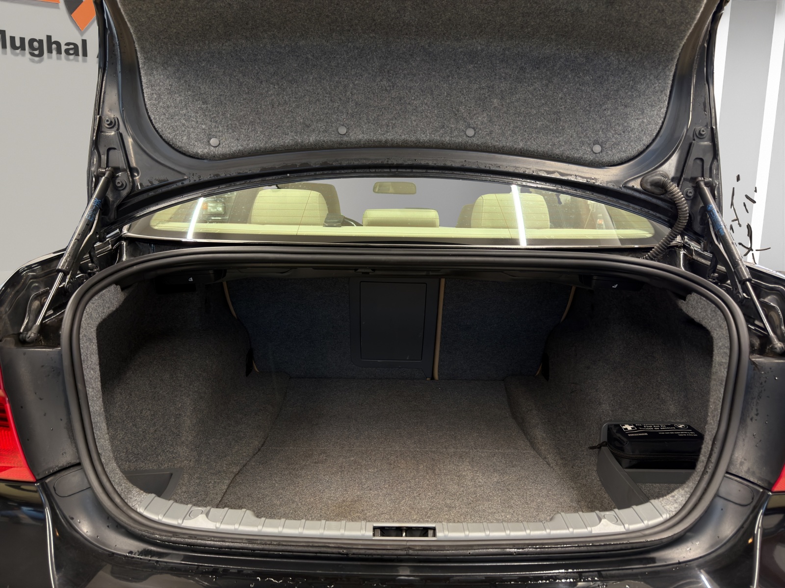 BMW 320i-image-15