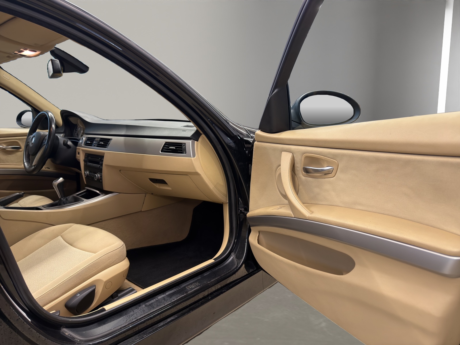 BMW 320i-image-13
