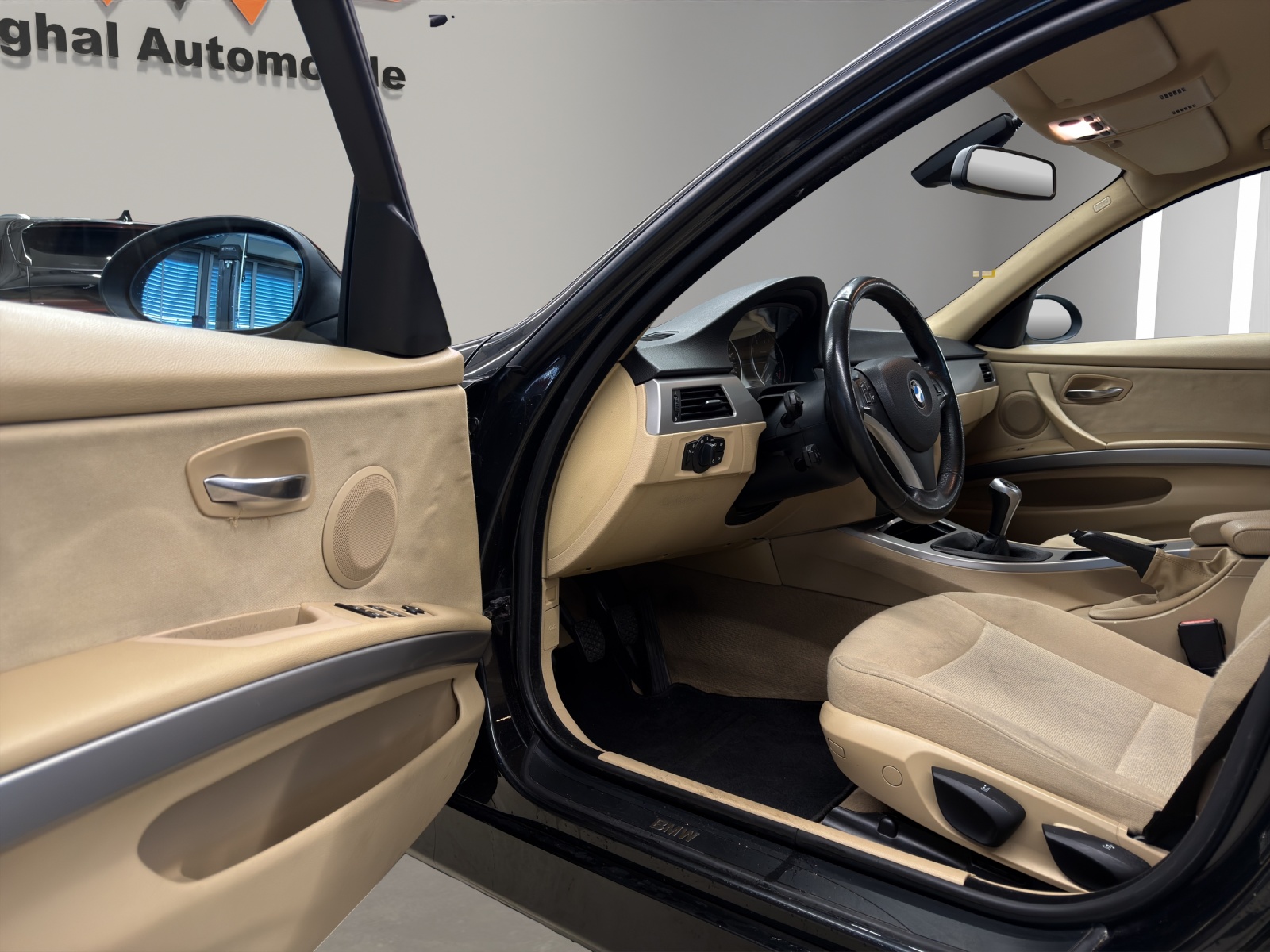 BMW 320i-image-8