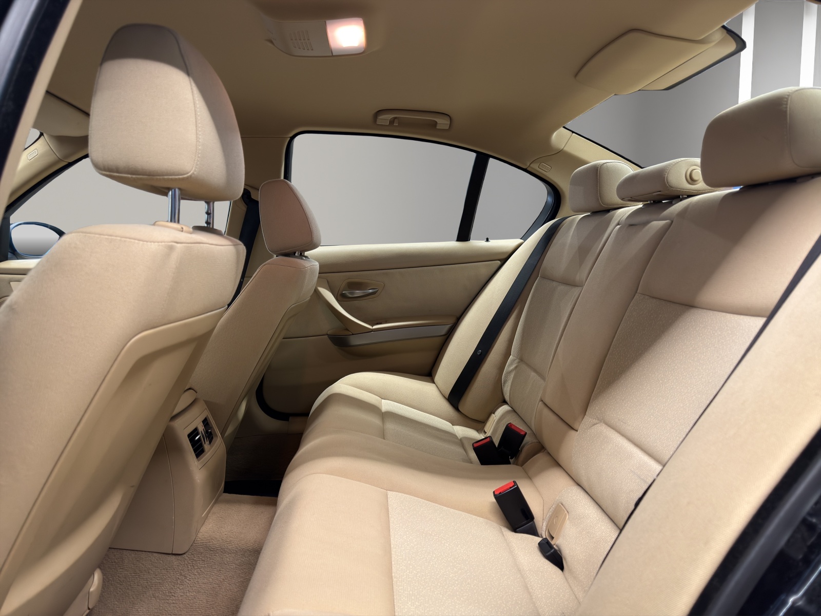 BMW 320i-image-12