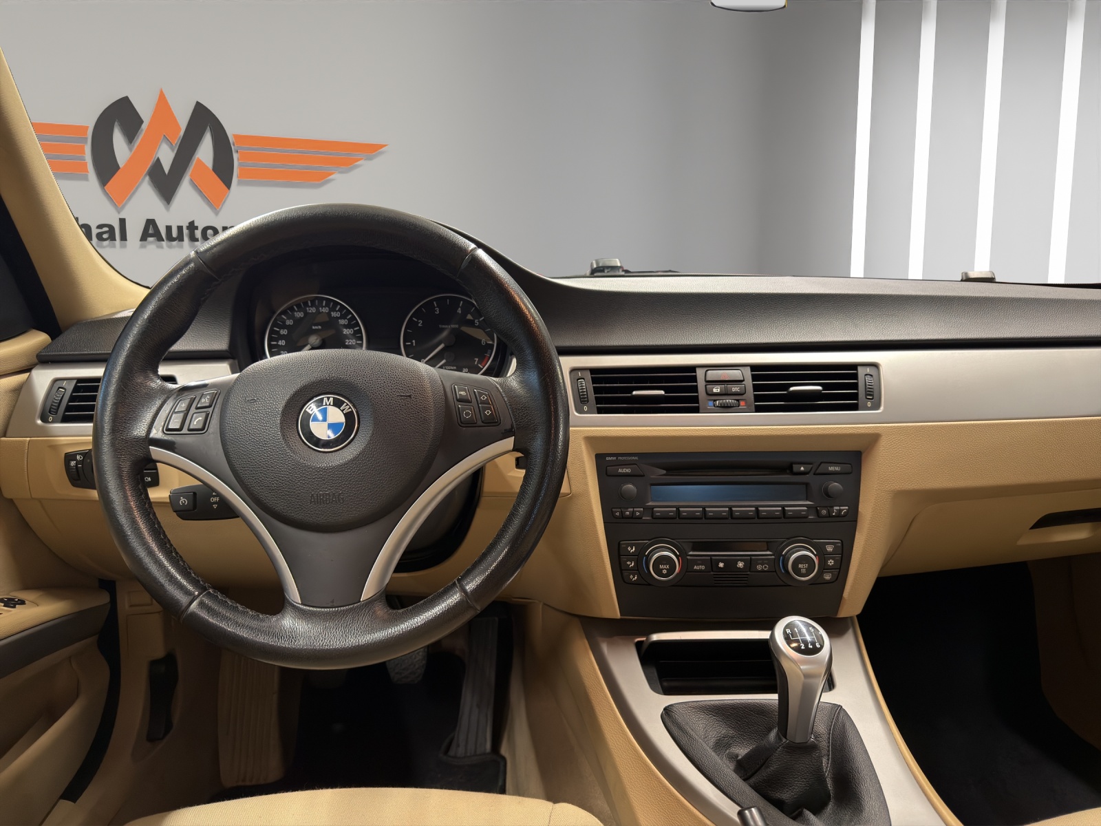 BMW 320i-image-11