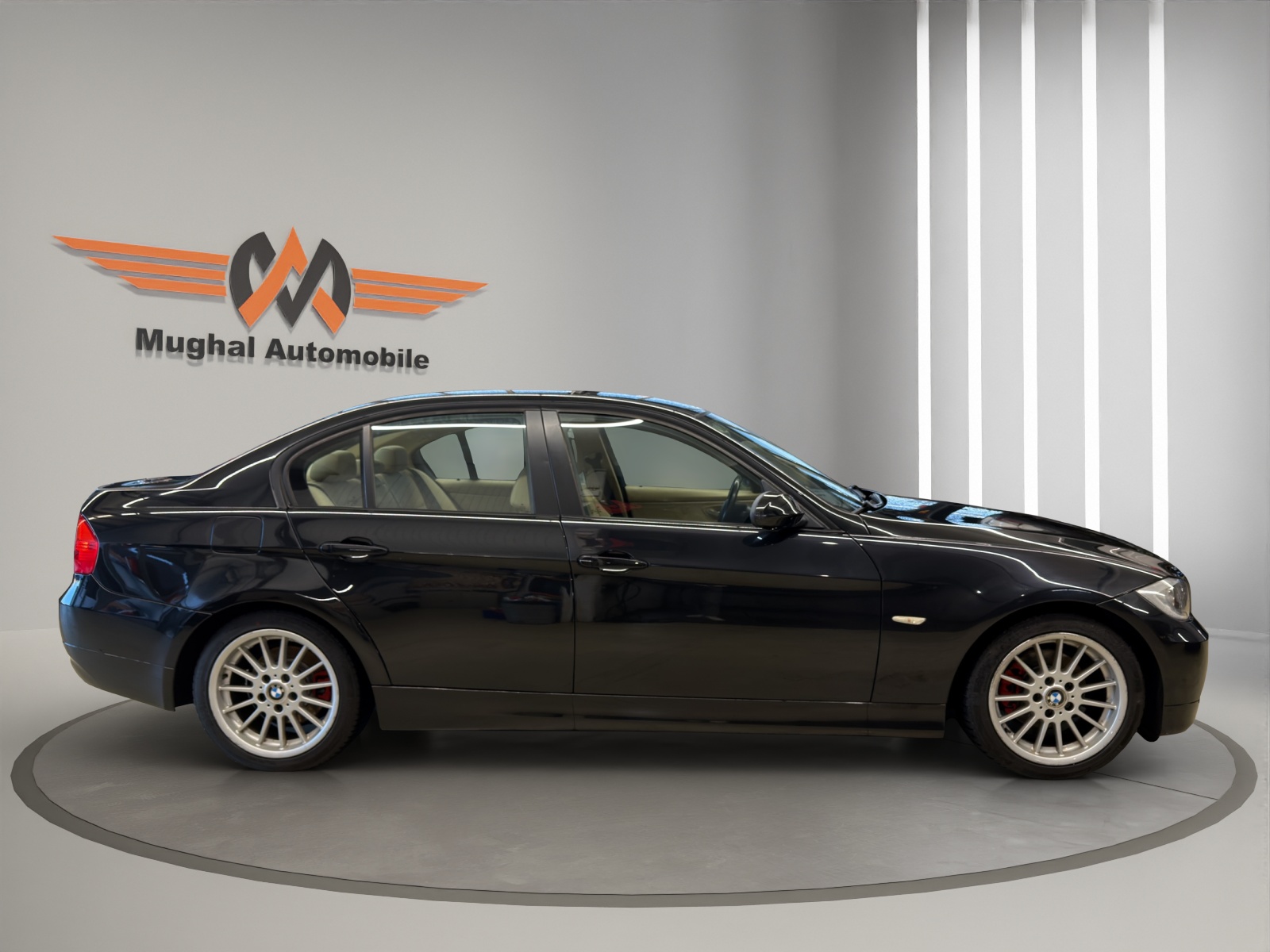 BMW 320i-image-3