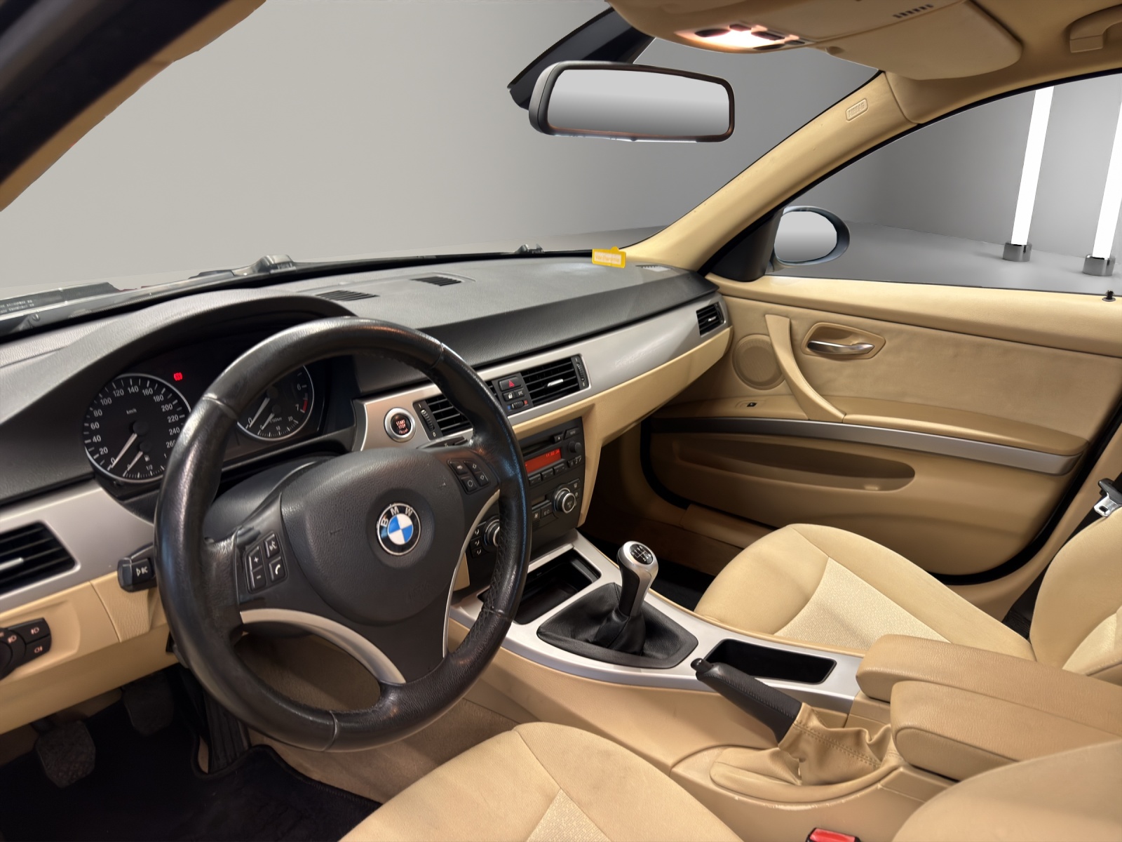 BMW 320i-image-10