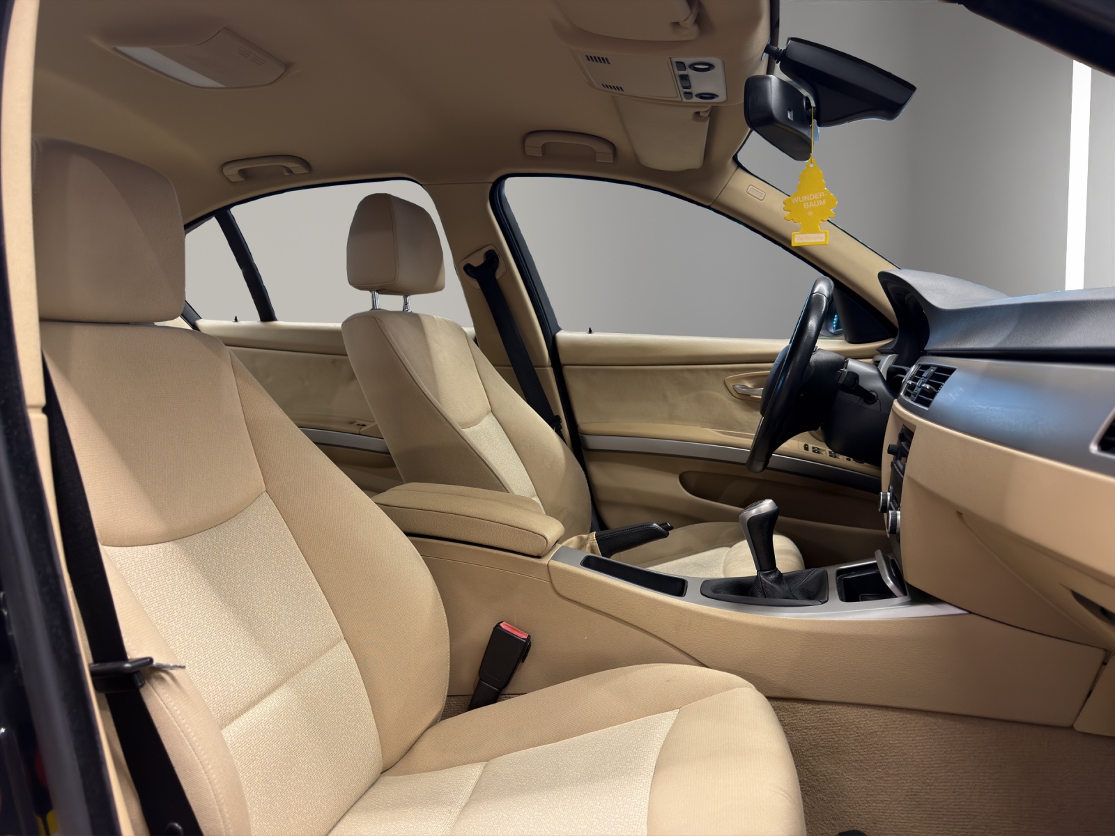 BMW 320i-image-14