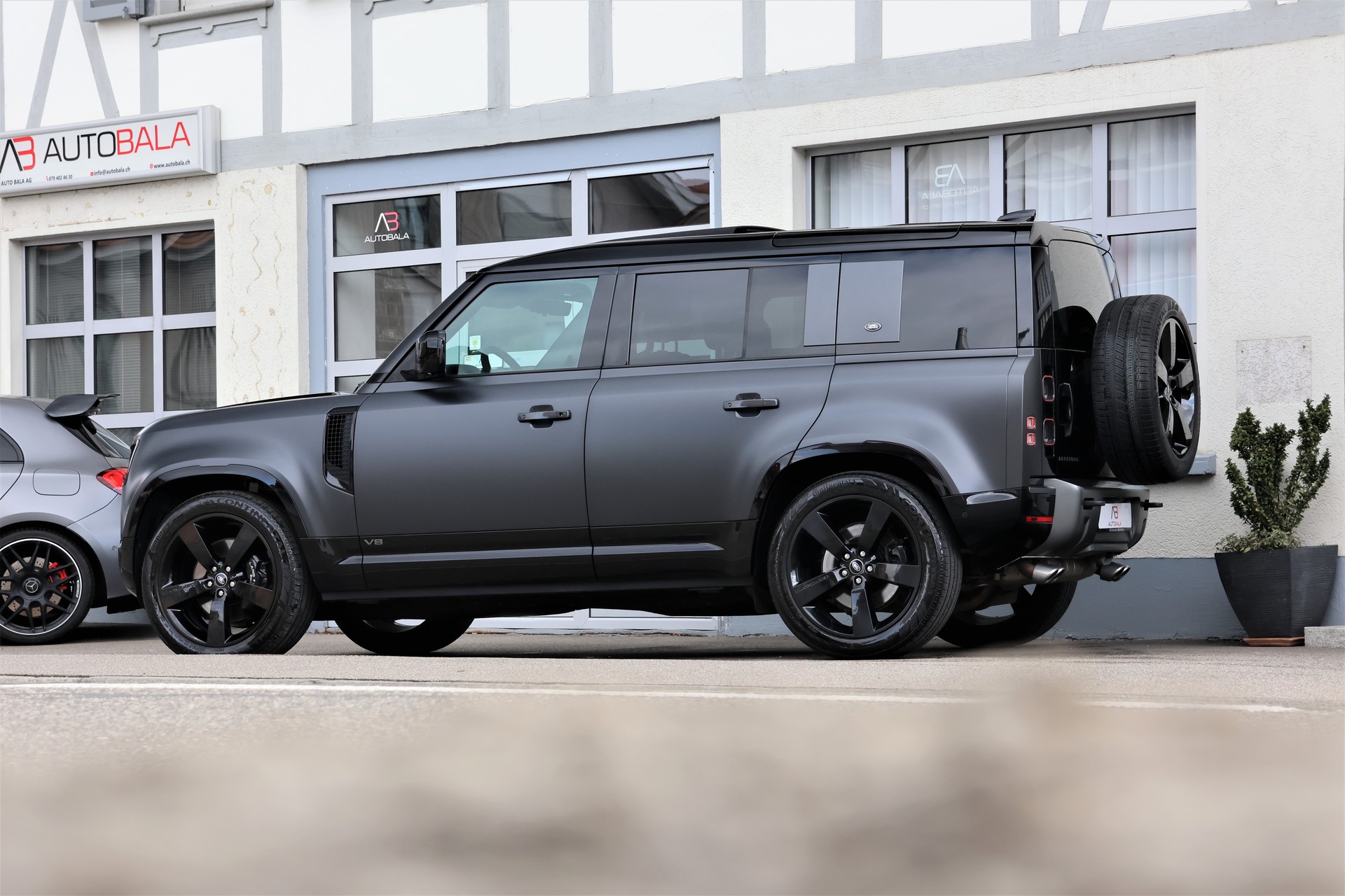 LAND ROVER Defender 110 525 V8 5.0 Carpathian Edition AT8 "StormGrey" 3'500KG AHK-image-3