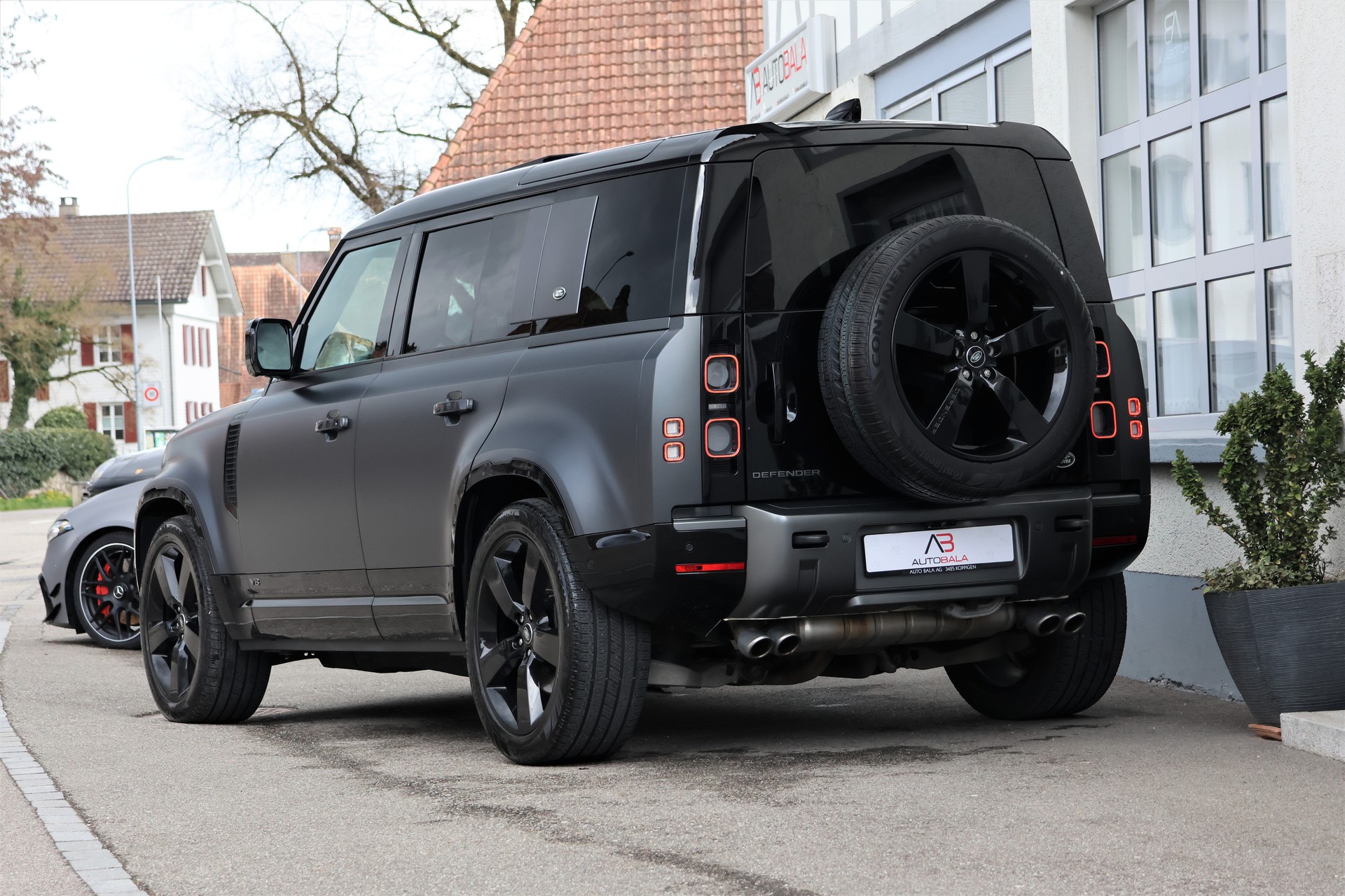 LAND ROVER Defender 110 525 V8 5.0 Carpathian Edition AT8 "StormGrey" 3'500KG AHK-image-2