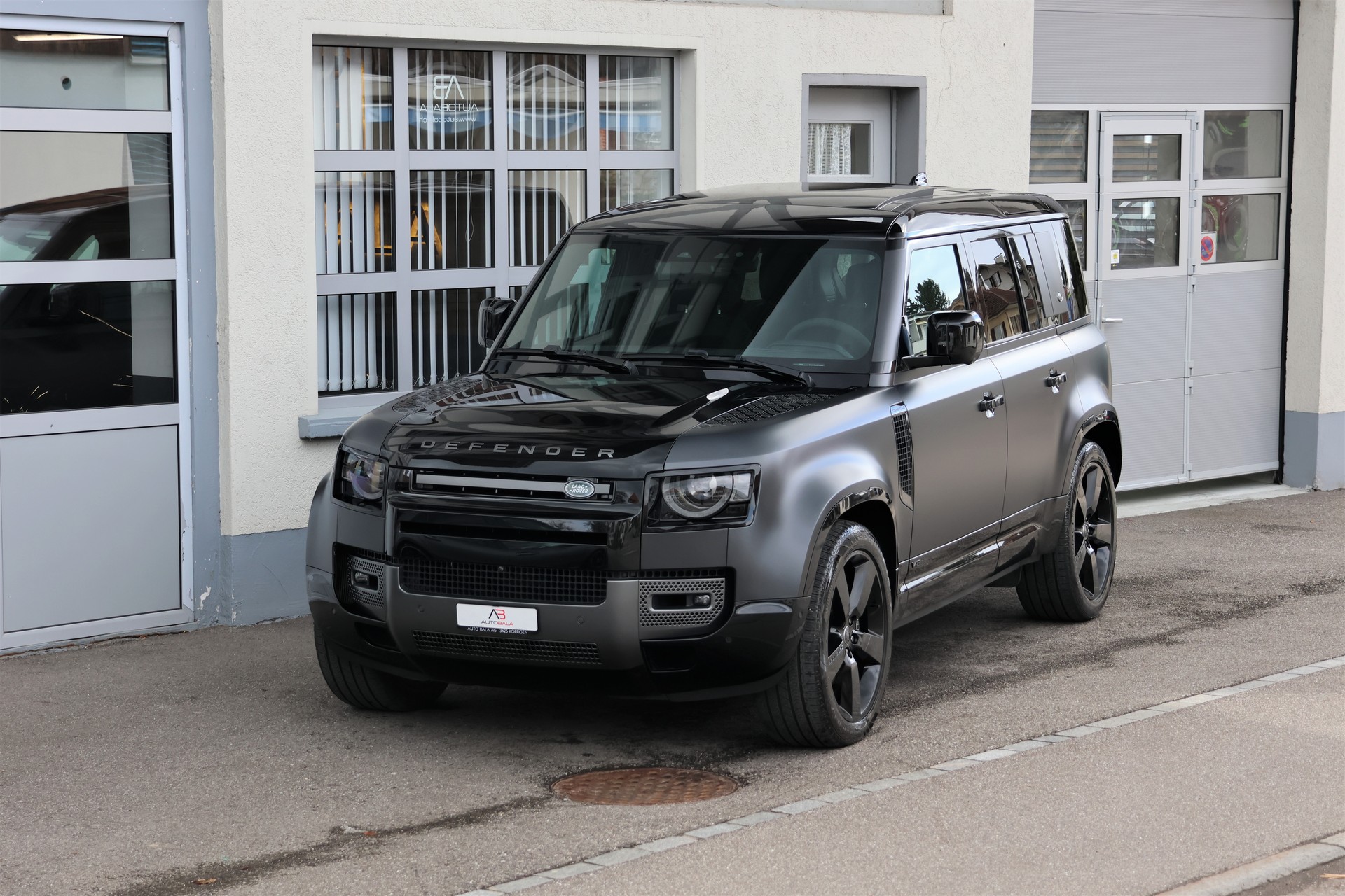 LAND ROVER Defender 110 525 V8 5.0 Carpathian Edition AT8 "StormGrey" 3'500KG AHK-image-0