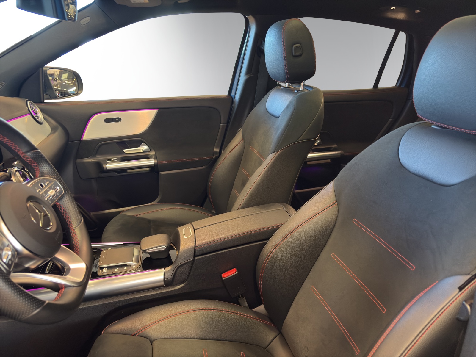 MERCEDES-BENZ GLA 250e AMG Line 8G-DCT-image-6