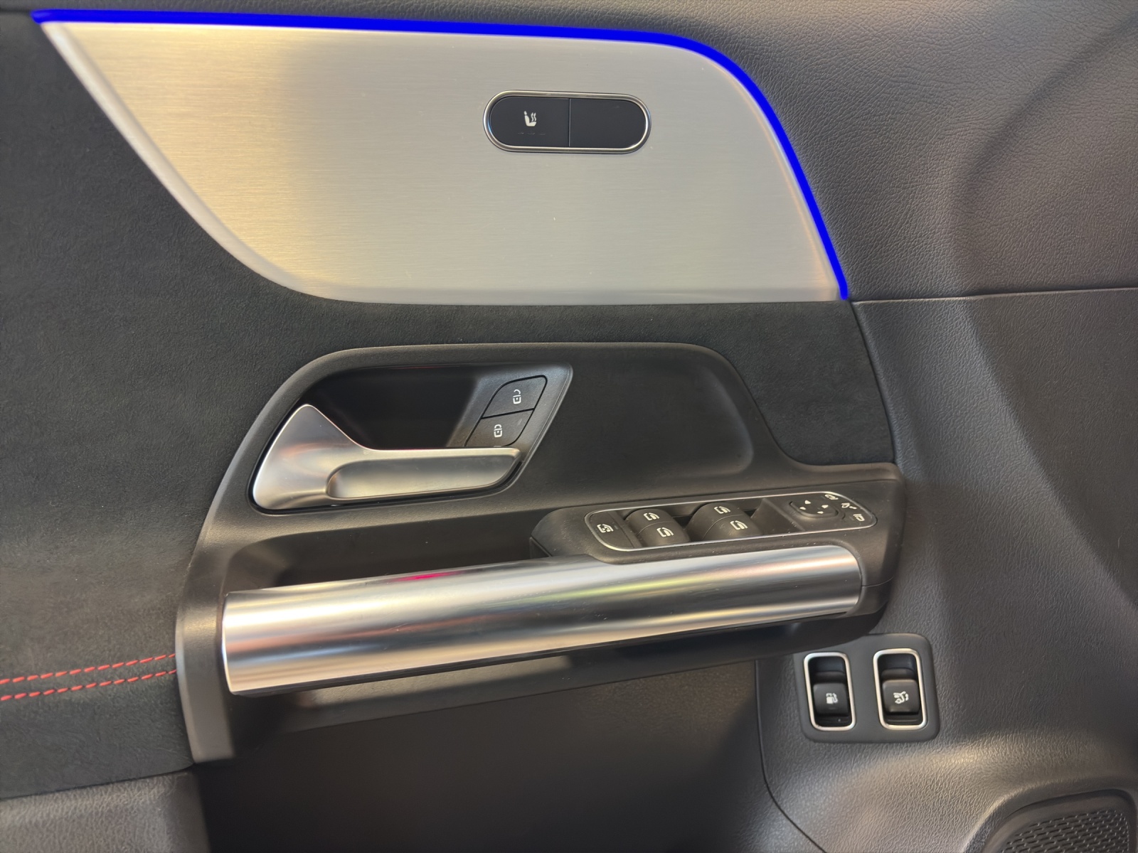 MERCEDES-BENZ GLA 250e AMG Line 8G-DCT-image-7
