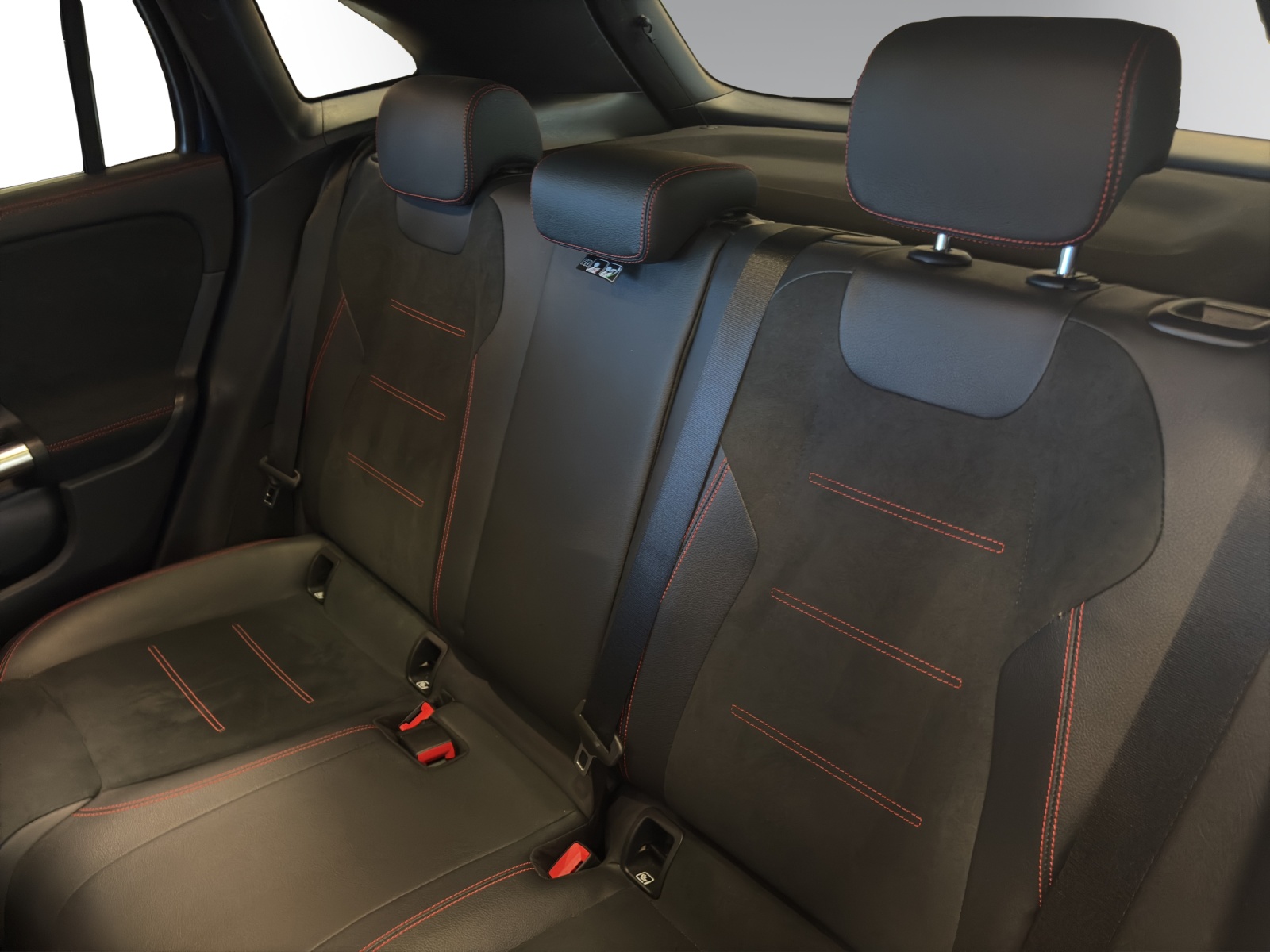 MERCEDES-BENZ GLA 250e AMG Line 8G-DCT-image-9