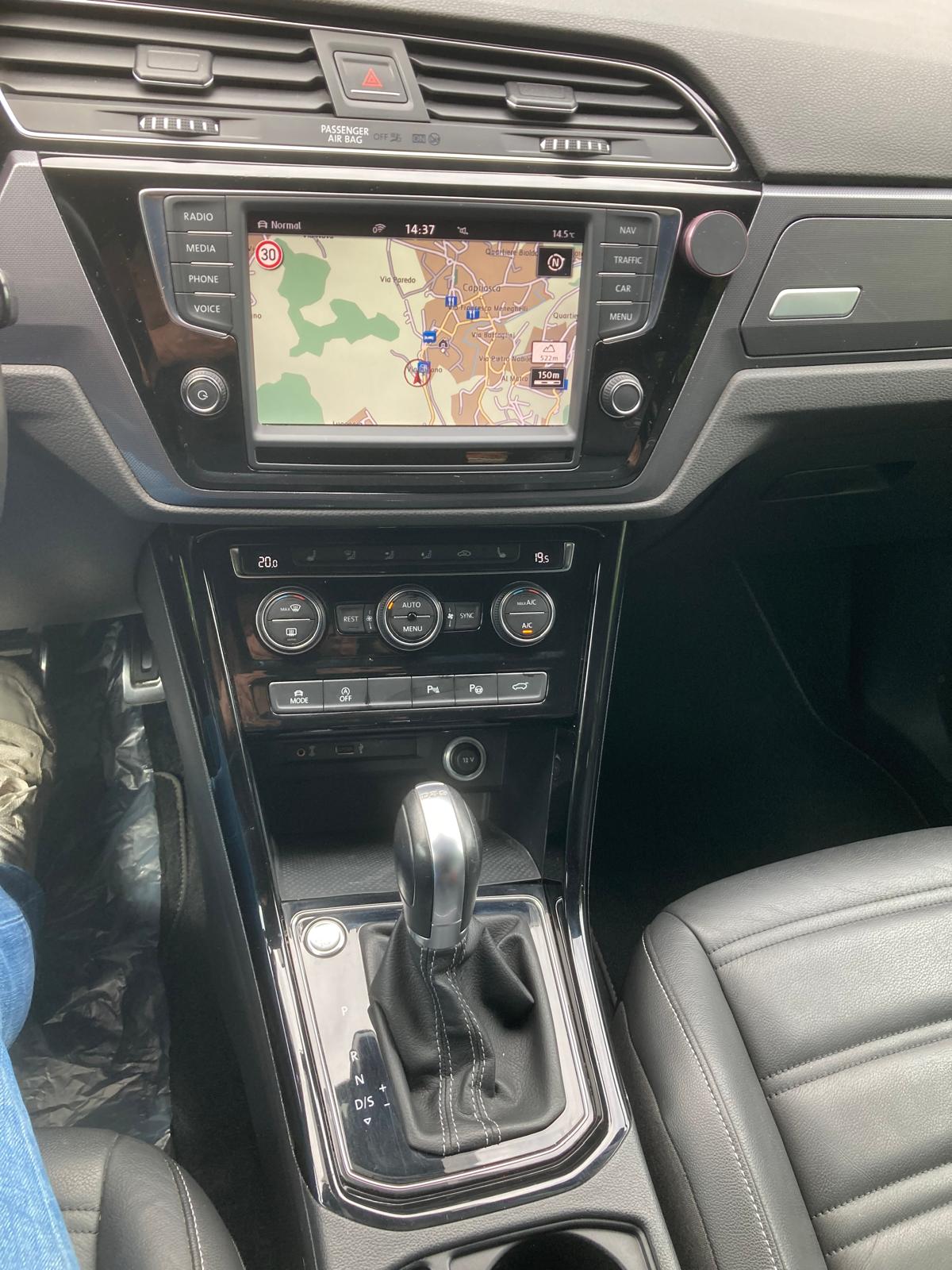 VW Touran 1.8 TSI BlueMotion Technology Highline DSG-image-16