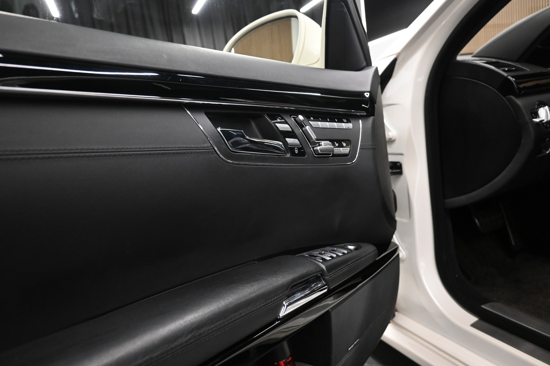 MERCEDES-BENZ S 65 AMG L Automatic-image-12
