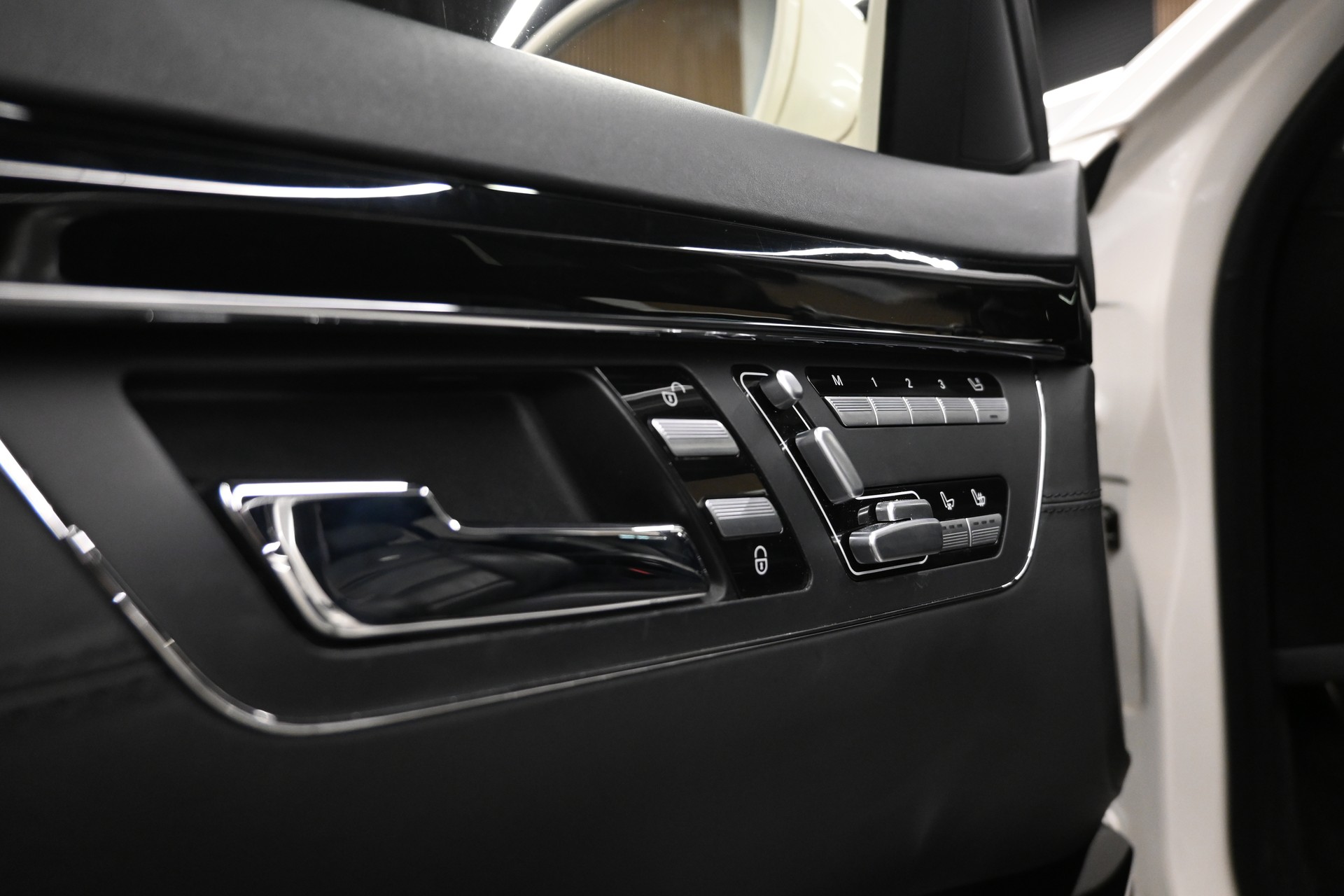 MERCEDES-BENZ S 65 AMG L Automatic-image-13