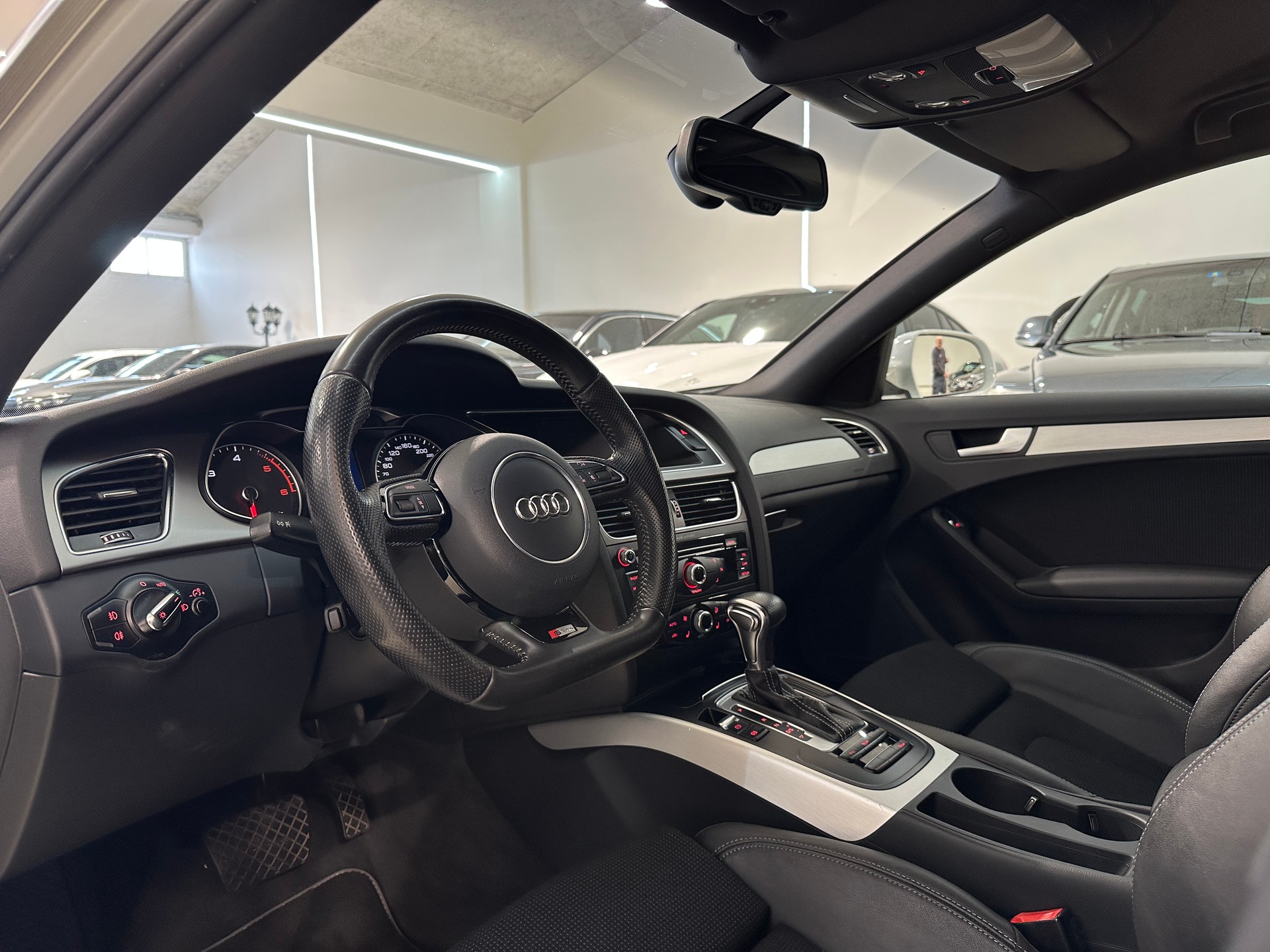 AUDI A4 Avant 2.0 TDI S-Line multitronic-image-1