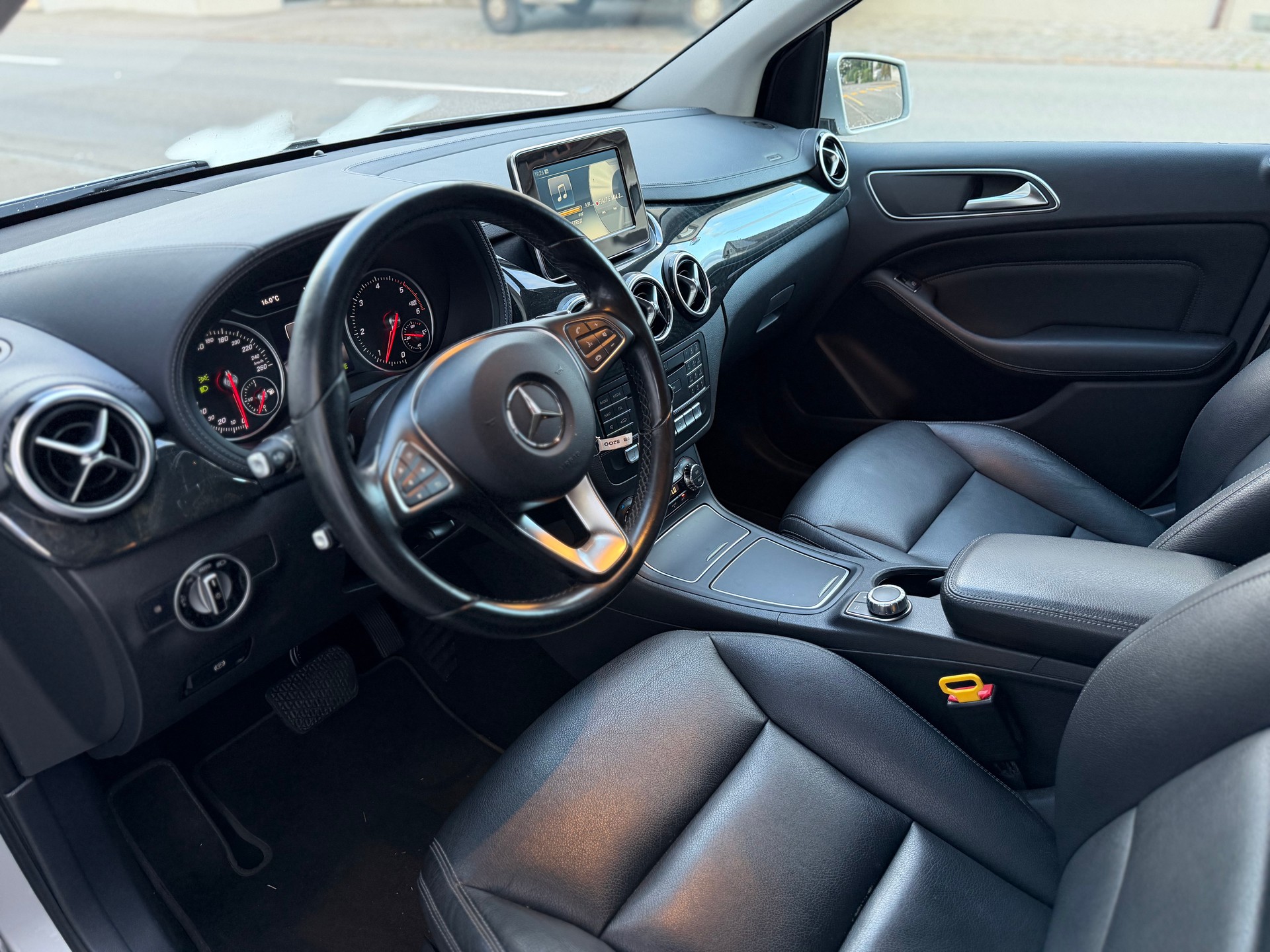 MERCEDES-BENZ B 200 CDI AMG Line 7G-DCT-image-8