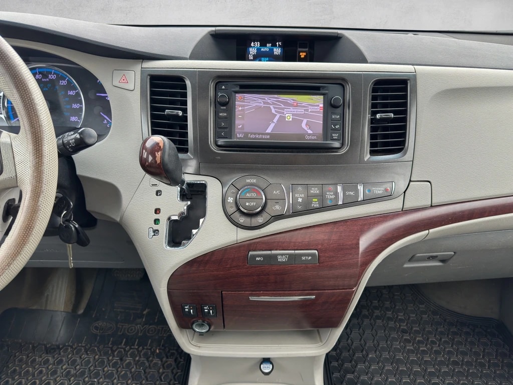 TOYOTA Sienna 3.5 A 4WD-image-13