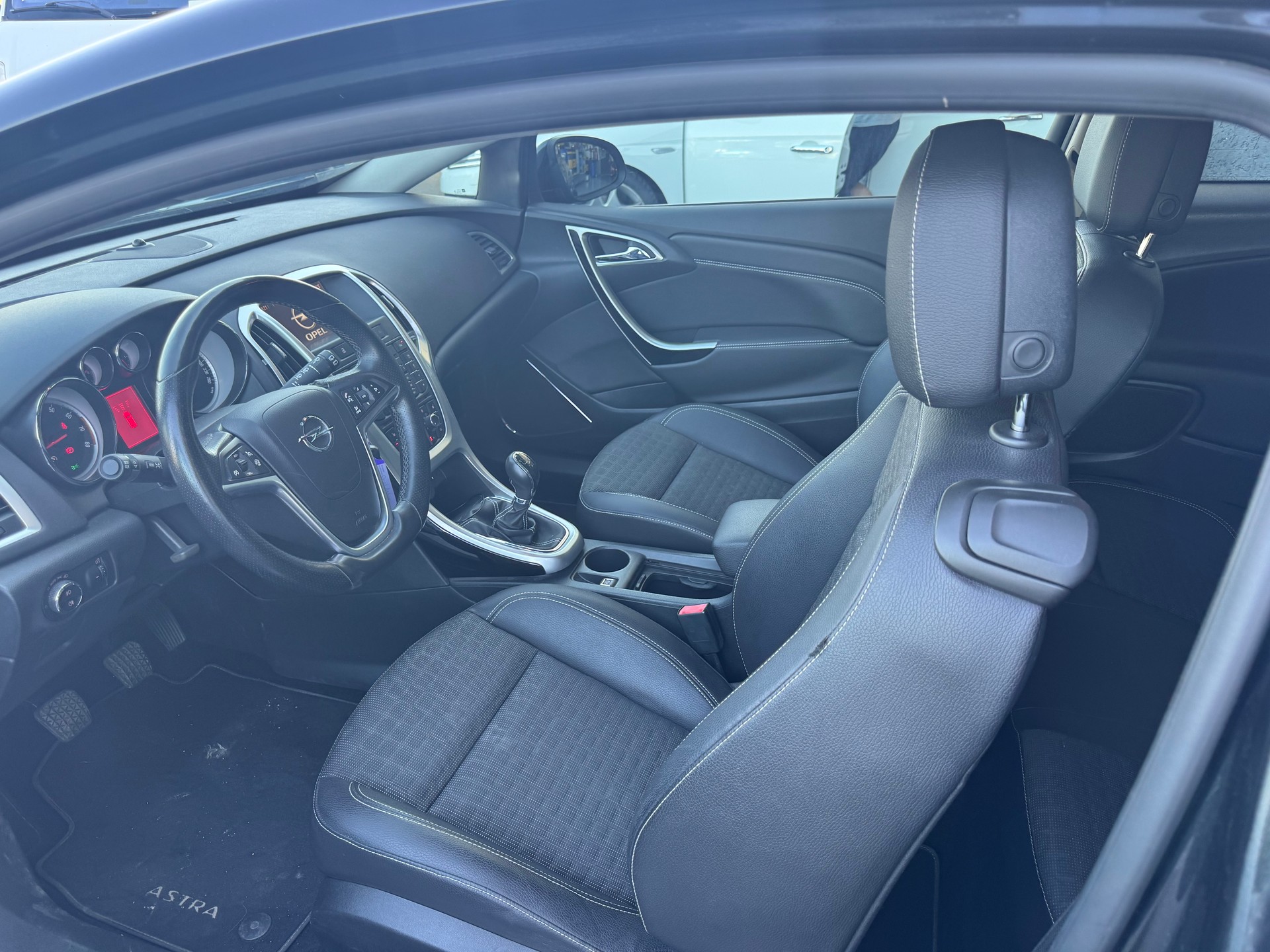 OPEL Astra GTC 1.6i 16V Active Edition-image-6