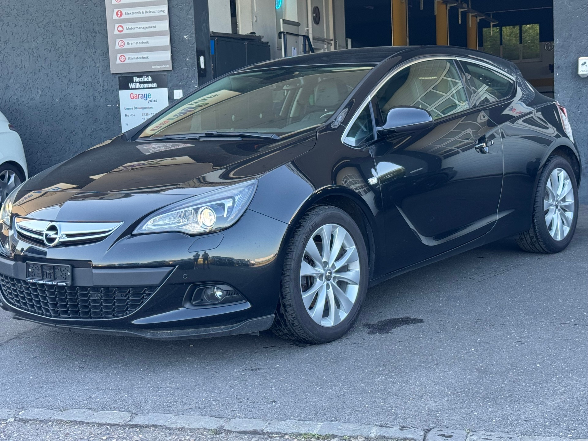 OPEL Astra GTC 1.6i 16V Active Edition-image-0