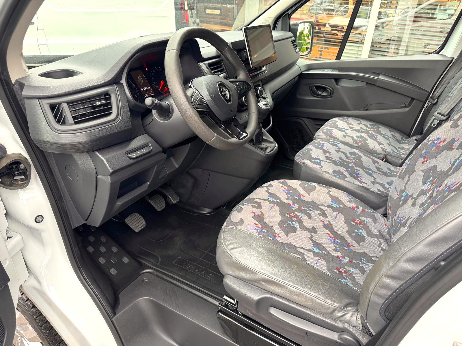 RENAULT Trafic 2.0 dCi 150 ADVANCE L2H2-image-1