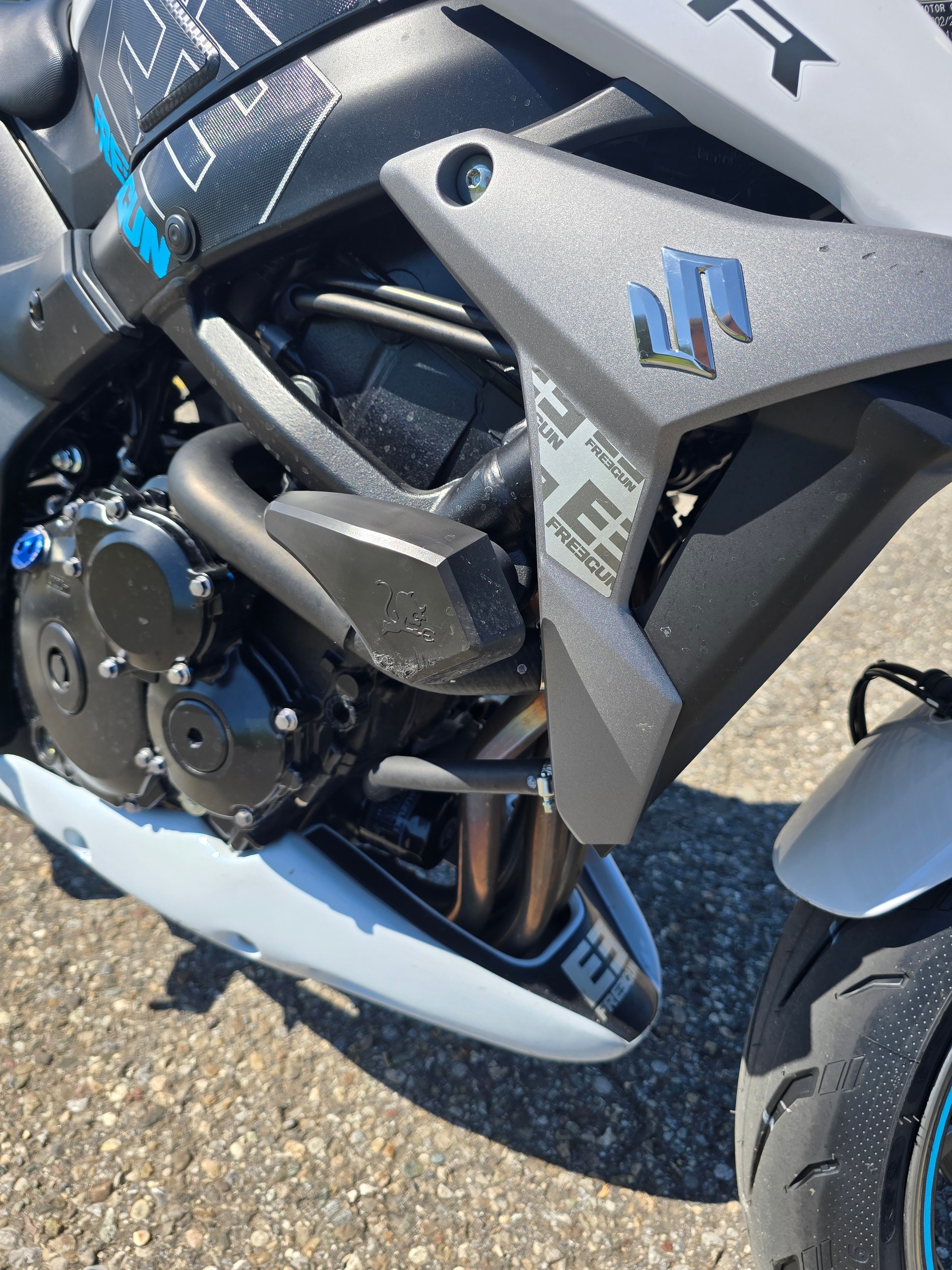 SUZUKI GSR 750 ABS Freegun-image-6
