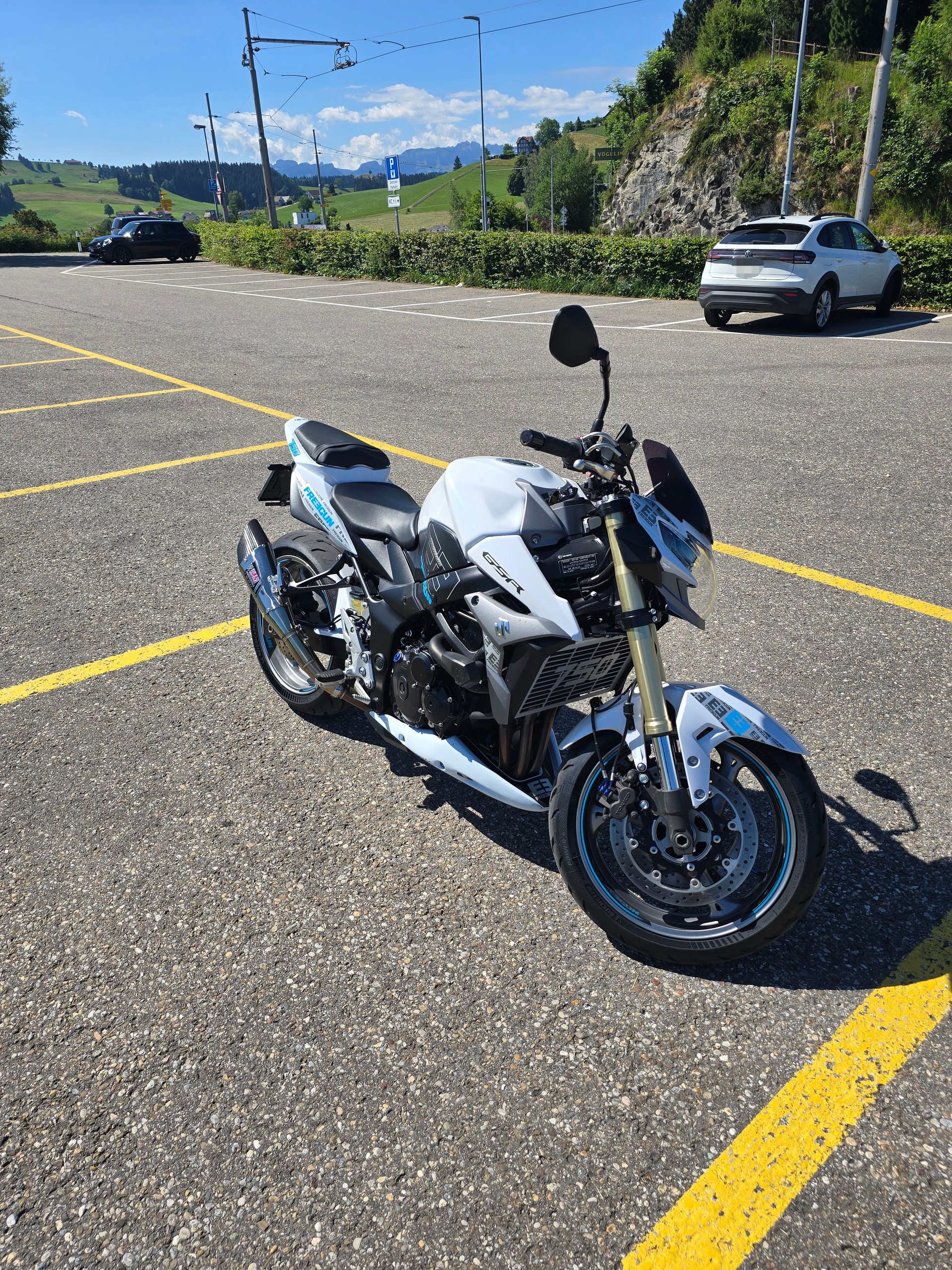 SUZUKI GSR 750 ABS Freegun-image-1