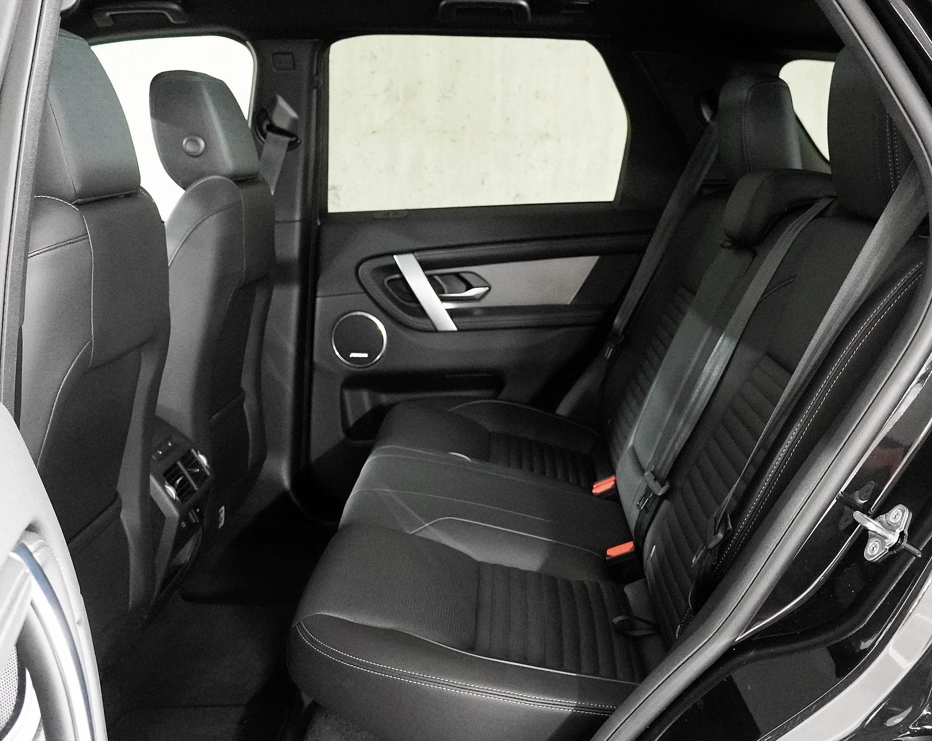 LAND ROVER Discovery Sport 1.5 T 270e Dynamic SE-image-8
