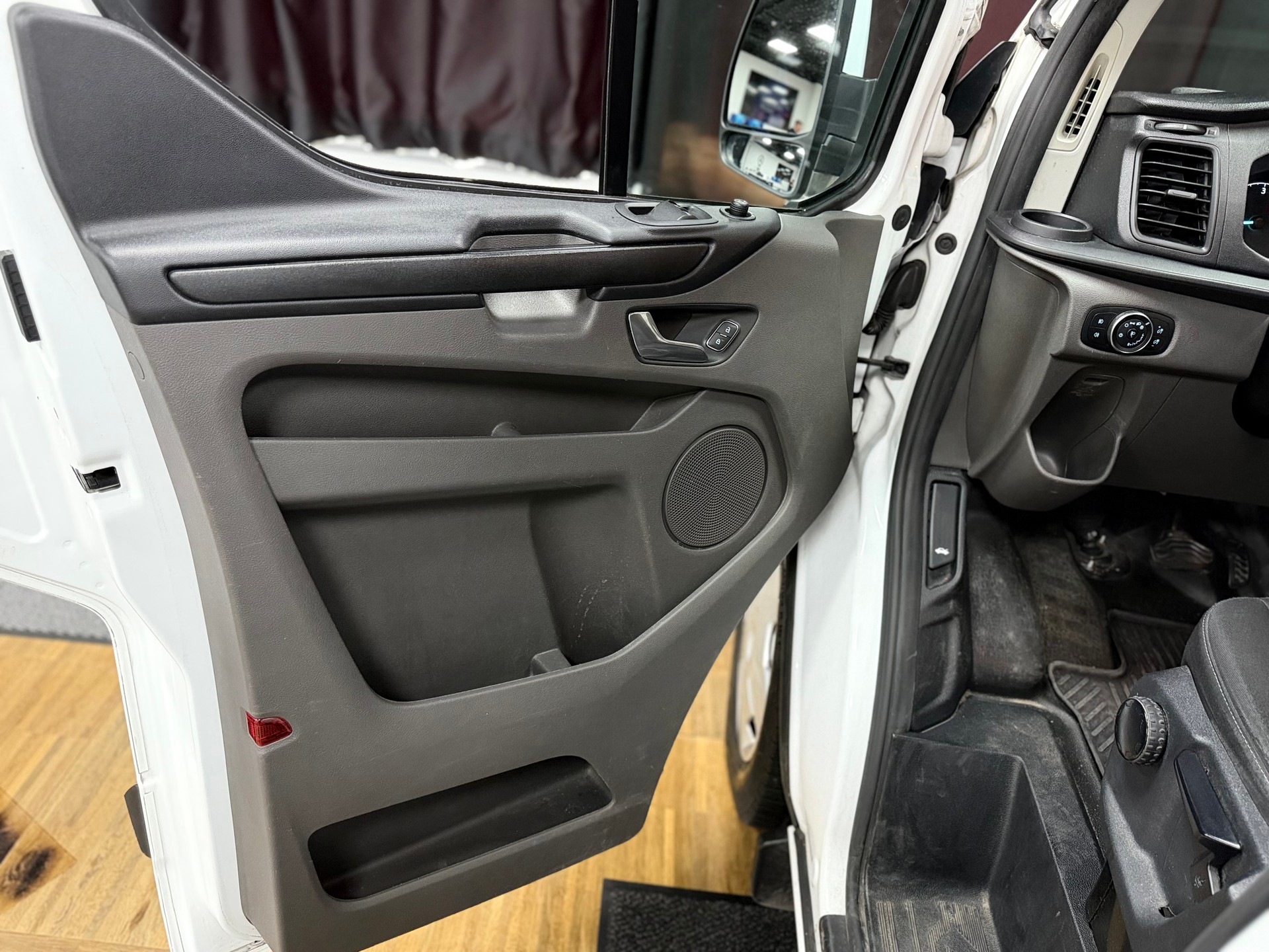 FORD Transit Custom Van 320 L1H1 Trend - BOTT Paket-image-9