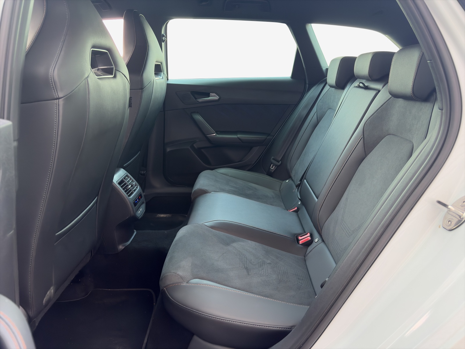 CUPRA LEON ST 1.5 e-HYBRID pHEV Black SymphonyDSG-image-11