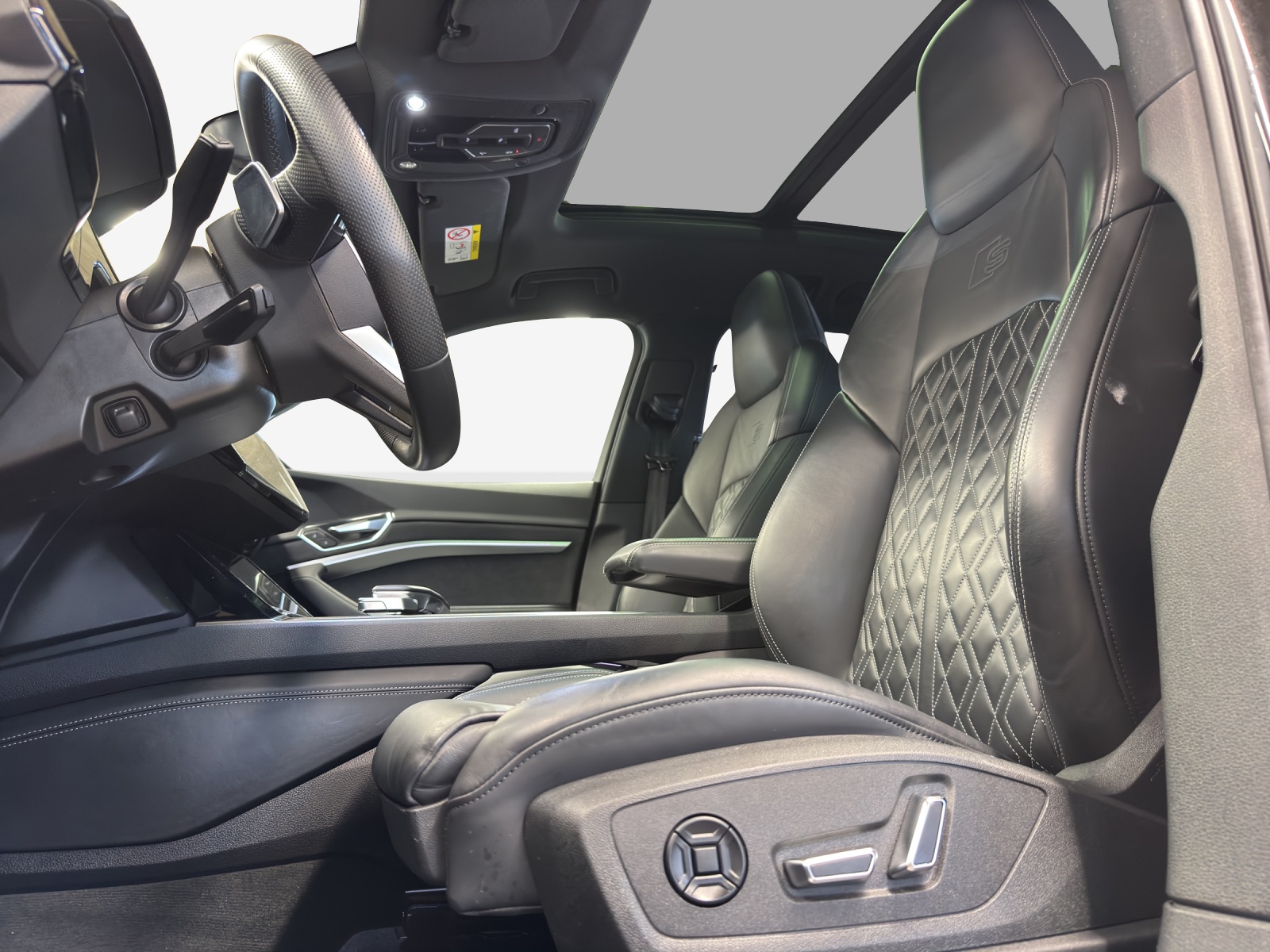 AUDI e-tron 55 S Line Black Edition quattro-image-14