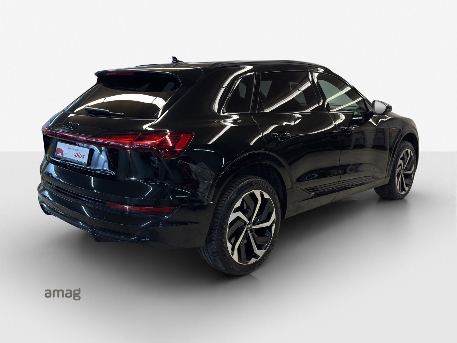 AUDI e-tron 55 S Line Black Edition quattro-image-4