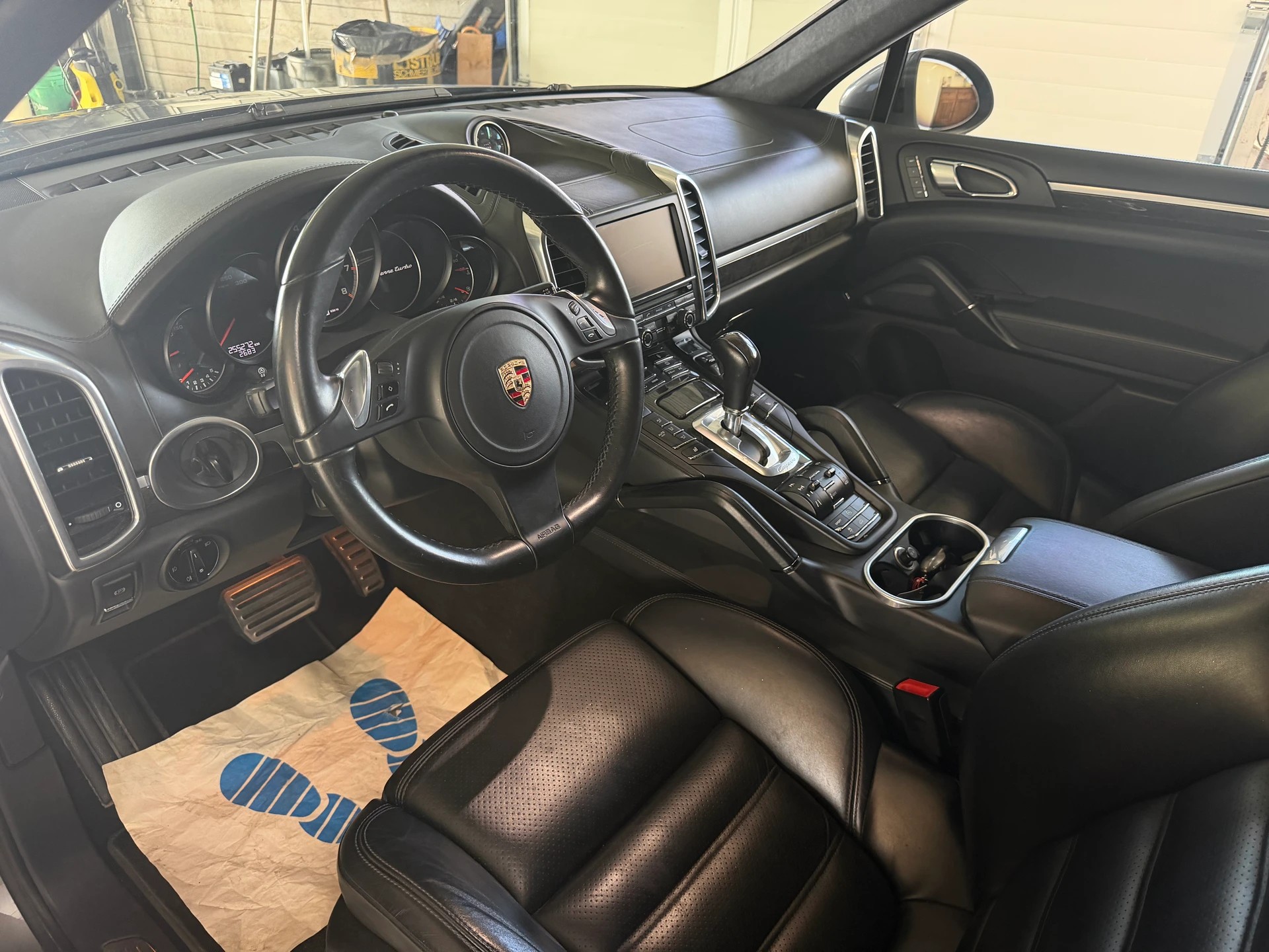 PORSCHE Cayenne Turbo-image-9