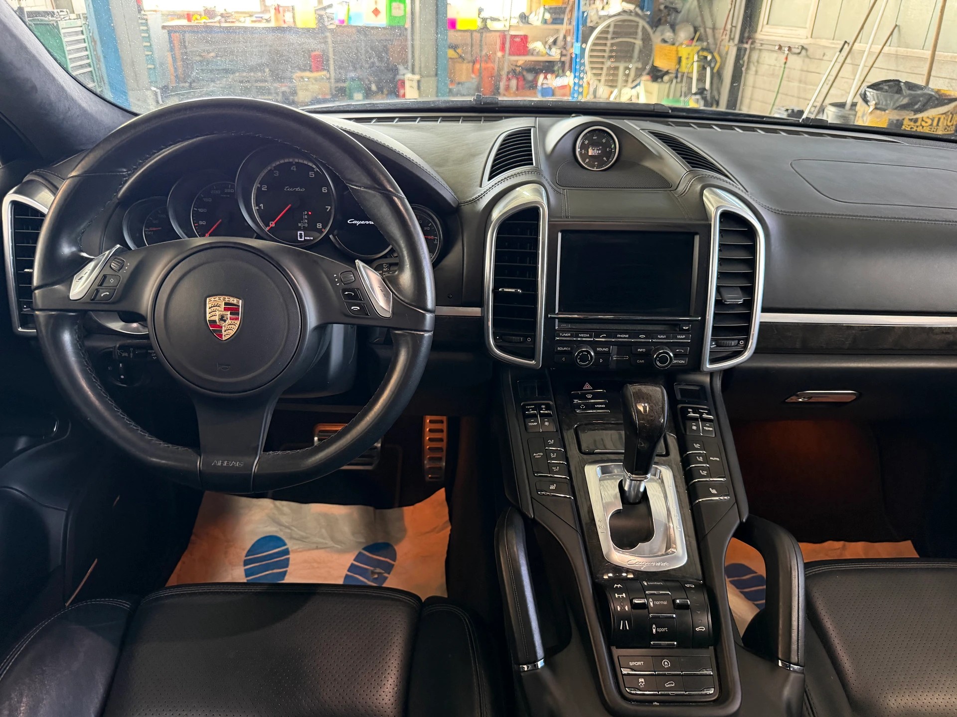 PORSCHE Cayenne Turbo-image-14