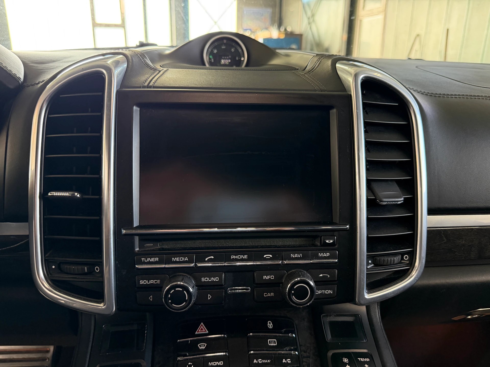 PORSCHE Cayenne Turbo-image-17