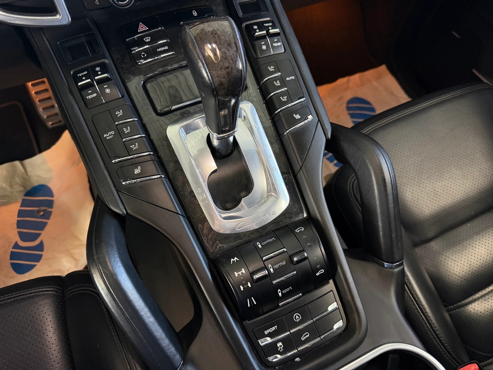 PORSCHE Cayenne Turbo-image-15