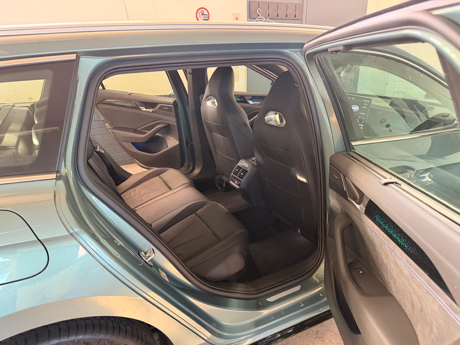 VW Passat Variant 1.5 TSI evo2 Plug-In- Hybrid R-Line DSG-image-11