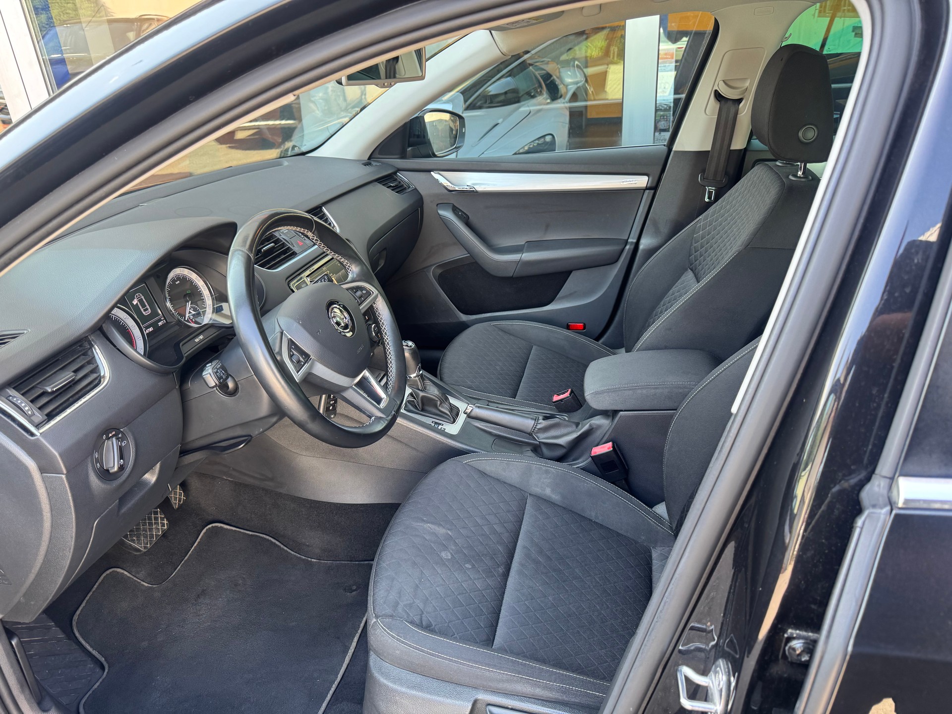 SKODA Octavia Combi 2.0 TDI Ambition 4x4 DSG-image-4
